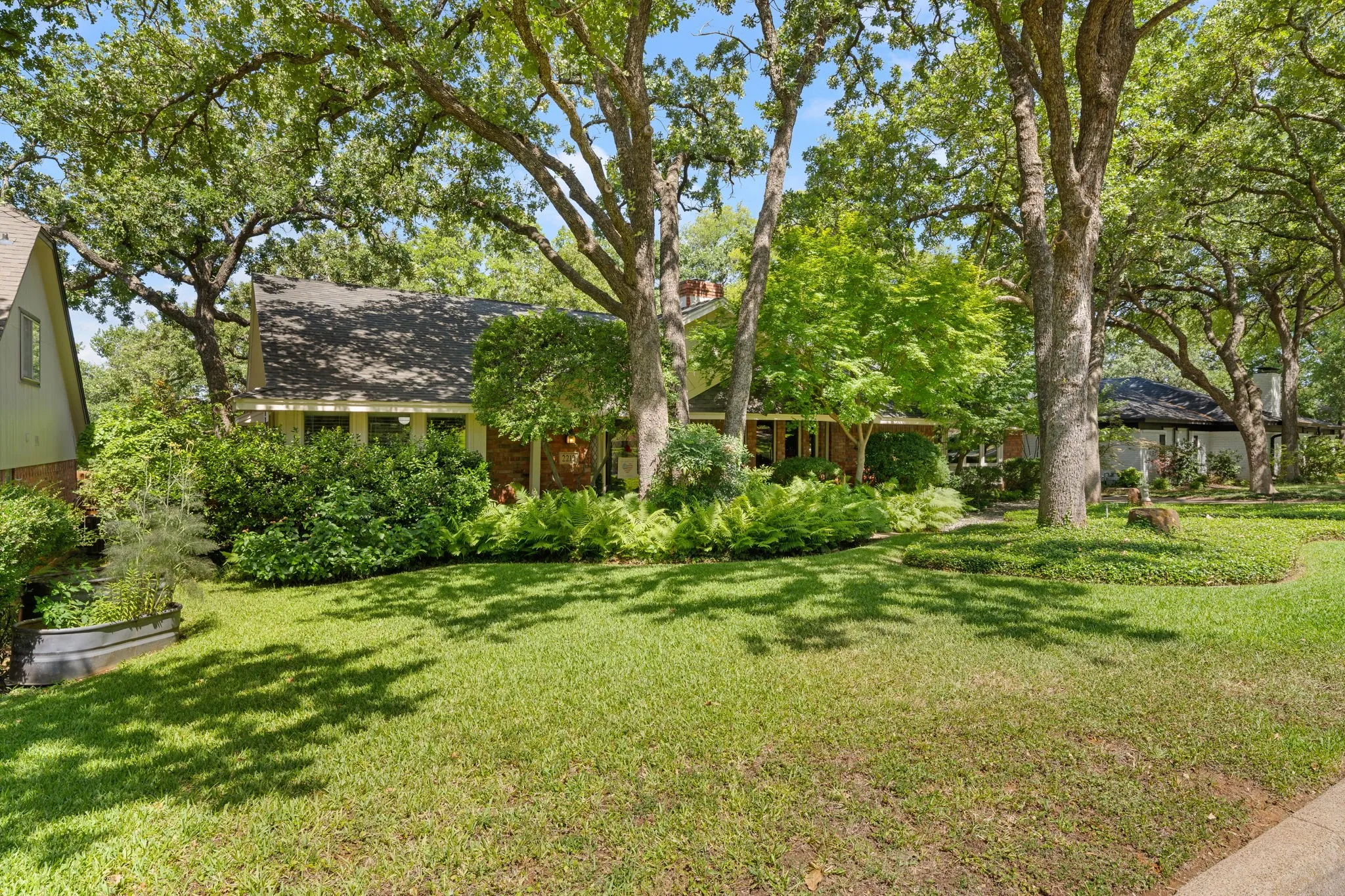 Single Family Residence For Sale in Tarrant County , 2212 Prestonwood Drive, Arlington, Texas 76012, 4 Bedroom, 3 Bathroom, 2 Garage spaces, 2,668 Sqft, built in 1974, mls#21329716, Real Estate Agent in Arlington, Homes For Sale in Tarrant county, Homes For Sale in Arlington, Realtor in Arlington Texas, Real Estate Brokerage Independent Realty Texas, Luminita Cordes Realtor