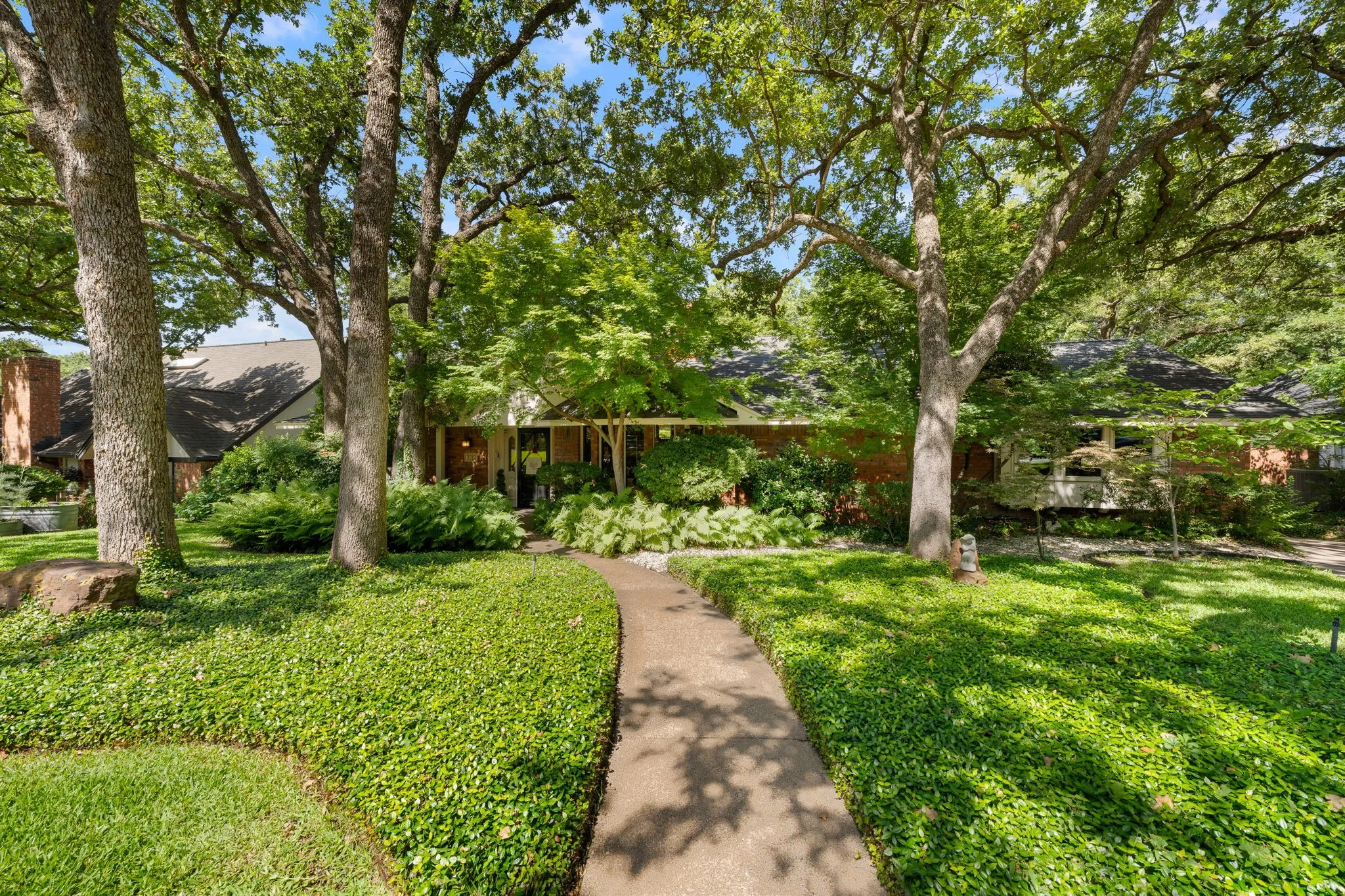 Single Family Residence For Sale in Tarrant County , 2212 Prestonwood Drive, Arlington, Texas 76012, 4 Bedroom, 3 Bathroom, 2 Garage spaces, 2,668 Sqft, built in 1974, mls#21329716, Real Estate Agent in Arlington, Homes For Sale in Tarrant county, Homes For Sale in Arlington, Realtor in Arlington Texas, Real Estate Brokerage Independent Realty Texas, Luminita Cordes Realtor