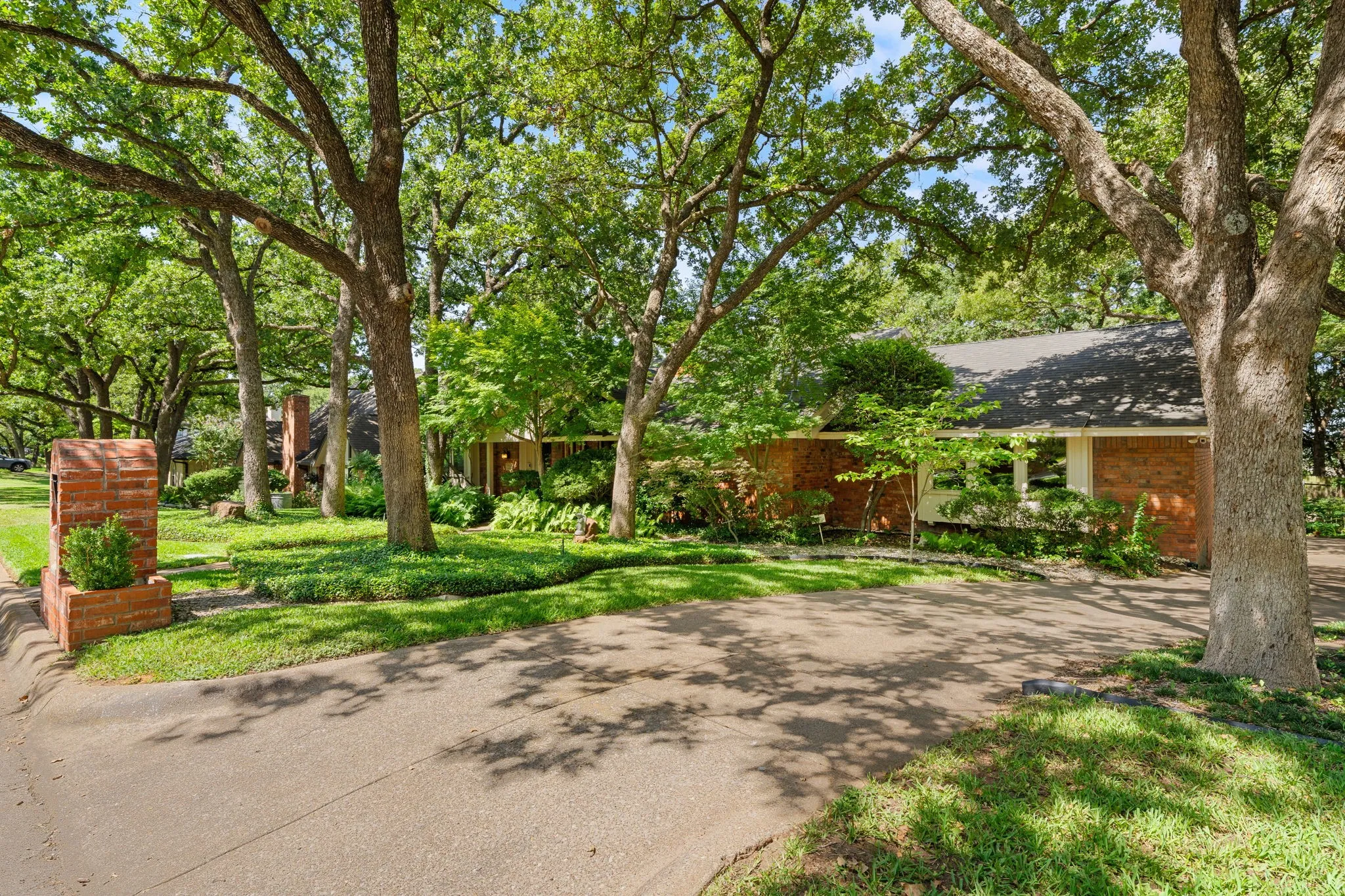Single Family Residence For Sale in Tarrant County , 2212 Prestonwood Drive, Arlington, Texas 76012, 4 Bedroom, 3 Bathroom, 2 Garage spaces, 2,668 Sqft, built in 1974, mls#21329716, Real Estate Agent in Arlington, Homes For Sale in Tarrant county, Homes For Sale in Arlington, Realtor in Arlington Texas, Real Estate Brokerage Independent Realty Texas, Luminita Cordes Realtor