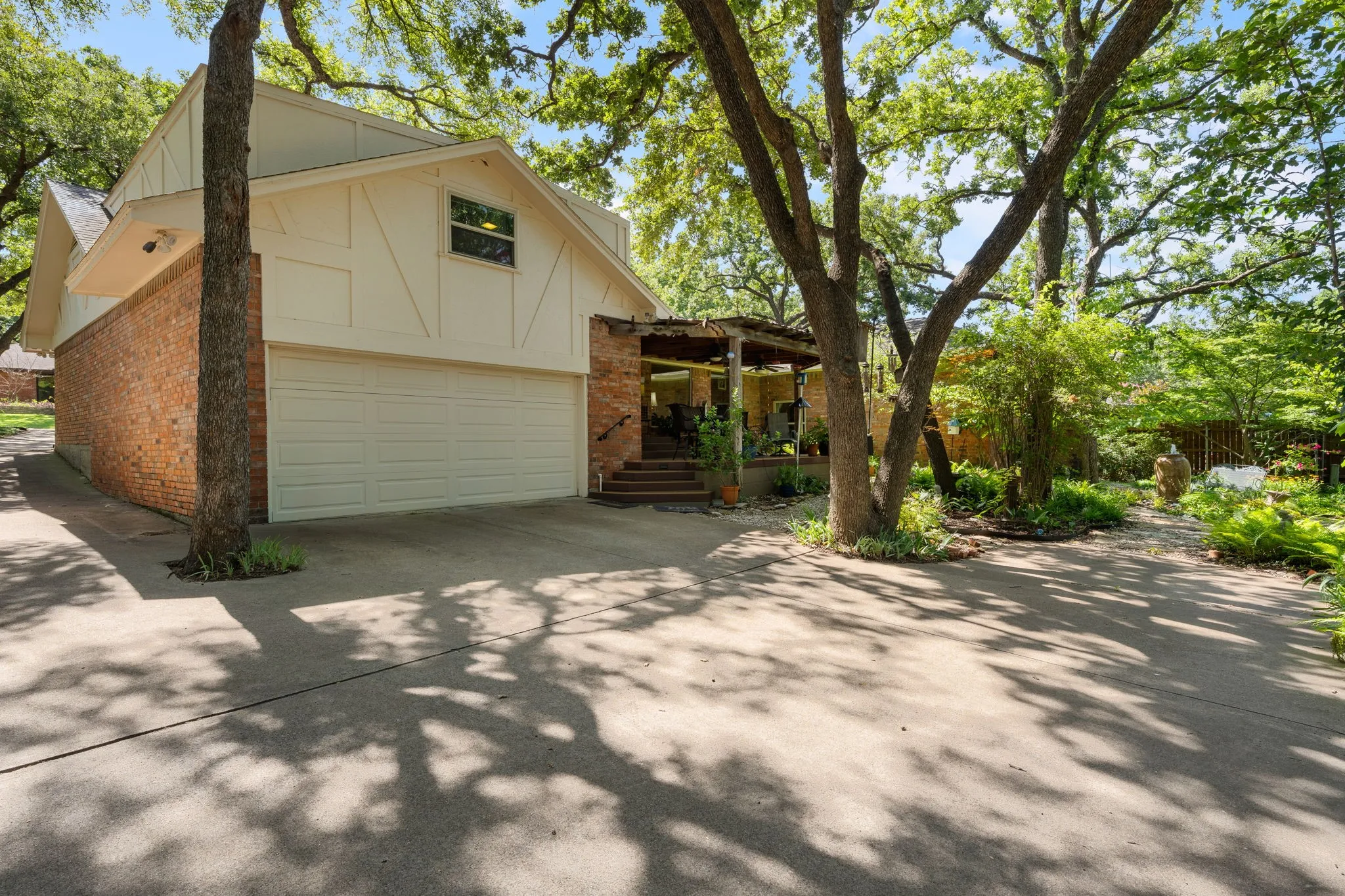 Single Family Residence For Sale in Tarrant County , 2212 Prestonwood Drive, Arlington, Texas 76012, 4 Bedroom, 3 Bathroom, 2 Garage spaces, 2,668 Sqft, built in 1974, mls#21329716, Real Estate Agent in Arlington, Homes For Sale in Tarrant county, Homes For Sale in Arlington, Realtor in Arlington Texas, Real Estate Brokerage Independent Realty Texas, Luminita Cordes Realtor