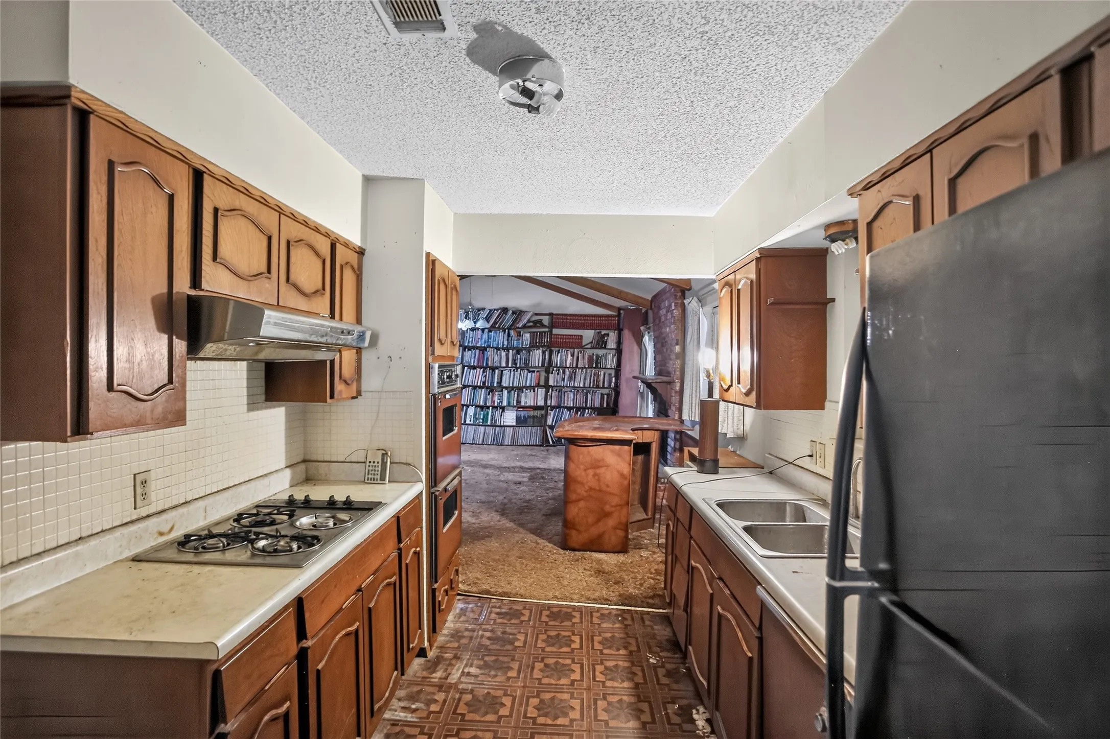 Single Family Residence For Sale in Tarrant County , 2108 Barton Drive, Arlington, Texas 76010, 3 Bedroom, 2 Bathroom, 2 Garage spaces, 1,913 Sqft, built in 1968, mls#21329653, Real Estate Agent in Arlington, Homes For Sale in Tarrant county, Homes For Sale in Arlington, Realtor in Arlington Texas, Real Estate Brokerage Independent Realty Texas, Luminita Cordes Realtor