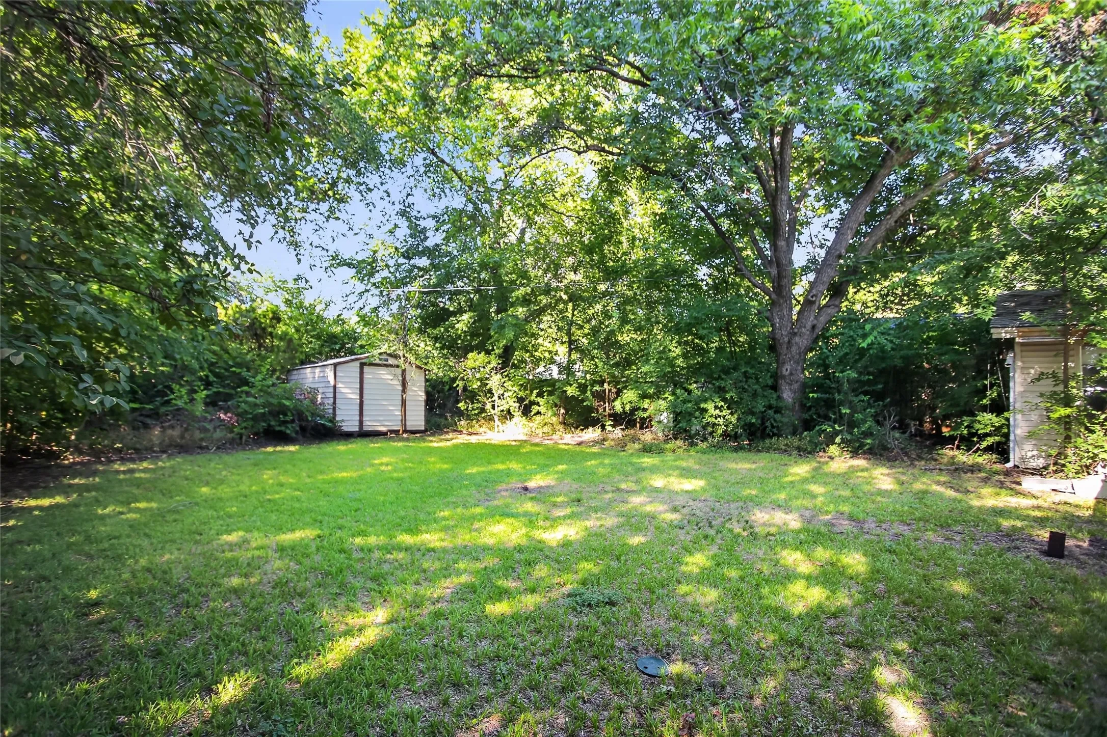 Single Family Residence For Sale in Tarrant County , 2108 Barton Drive, Arlington, Texas 76010, 3 Bedroom, 2 Bathroom, 2 Garage spaces, 1,913 Sqft, built in 1968, mls#21329653, Real Estate Agent in Arlington, Homes For Sale in Tarrant county, Homes For Sale in Arlington, Realtor in Arlington Texas, Real Estate Brokerage Independent Realty Texas, Luminita Cordes Realtor
