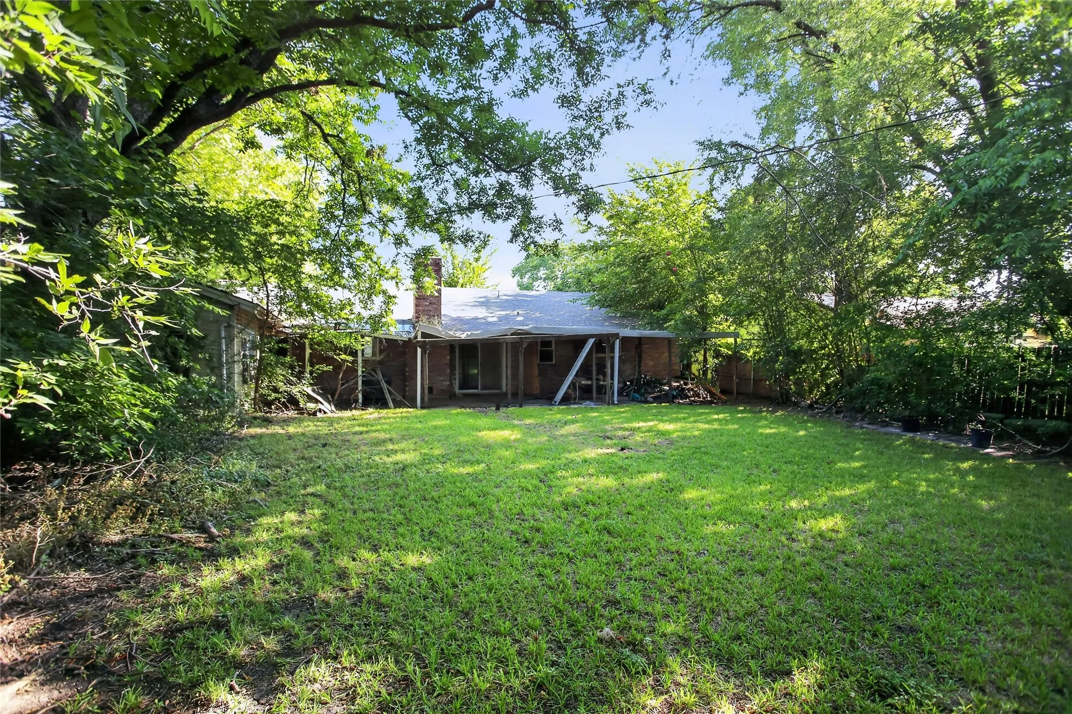 Single Family Residence For Sale in Tarrant County , 2108 Barton Drive, Arlington, Texas 76010, 3 Bedroom, 2 Bathroom, 2 Garage spaces, 1,913 Sqft, built in 1968, mls#21329653, Real Estate Agent in Arlington, Homes For Sale in Tarrant county, Homes For Sale in Arlington, Realtor in Arlington Texas, Real Estate Brokerage Independent Realty Texas, Luminita Cordes Realtor