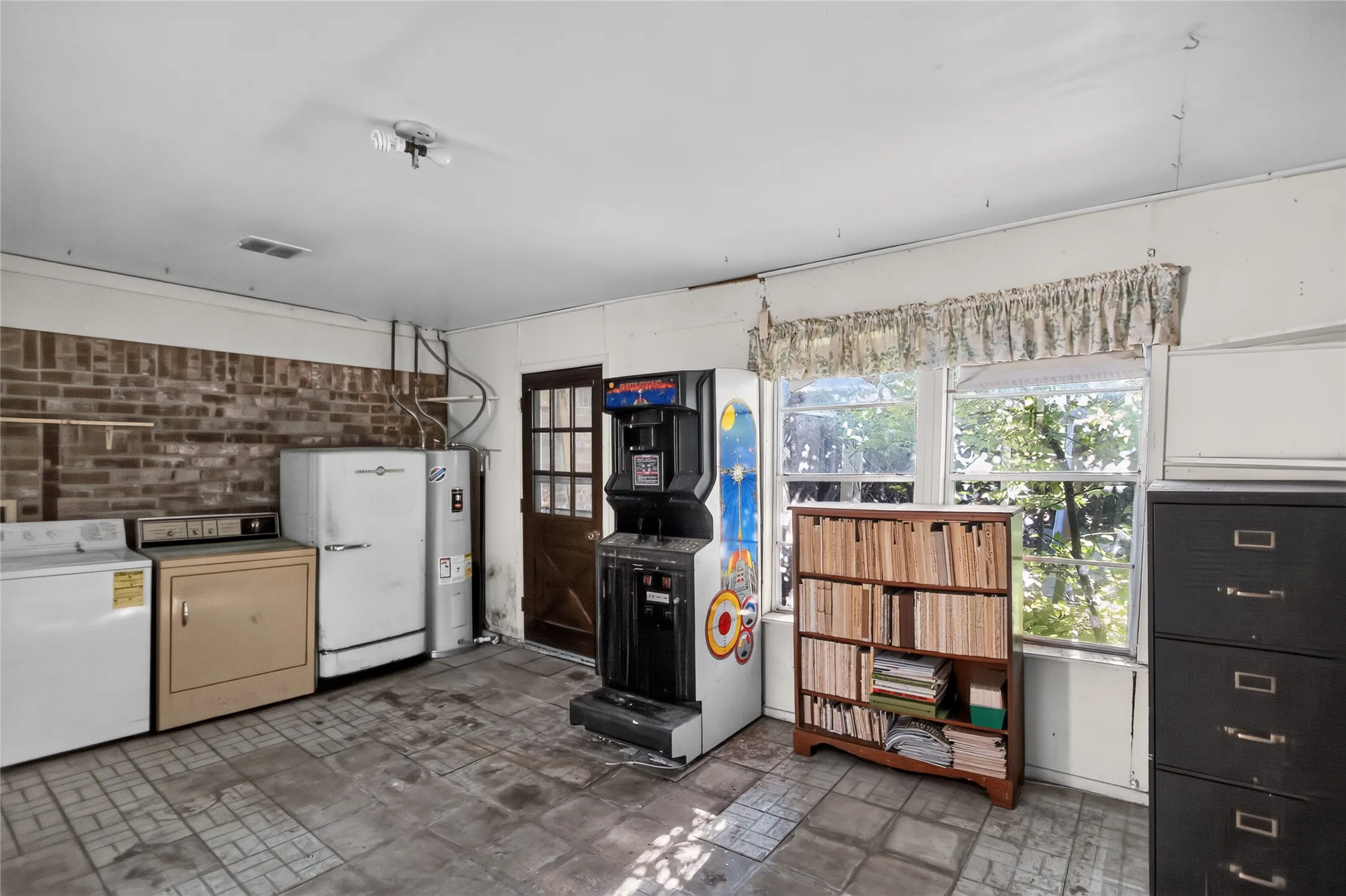 Single Family Residence For Sale in Tarrant County , 2108 Barton Drive, Arlington, Texas 76010, 3 Bedroom, 2 Bathroom, 2 Garage spaces, 1,913 Sqft, built in 1968, mls#21329653, Real Estate Agent in Arlington, Homes For Sale in Tarrant county, Homes For Sale in Arlington, Realtor in Arlington Texas, Real Estate Brokerage Independent Realty Texas, Luminita Cordes Realtor