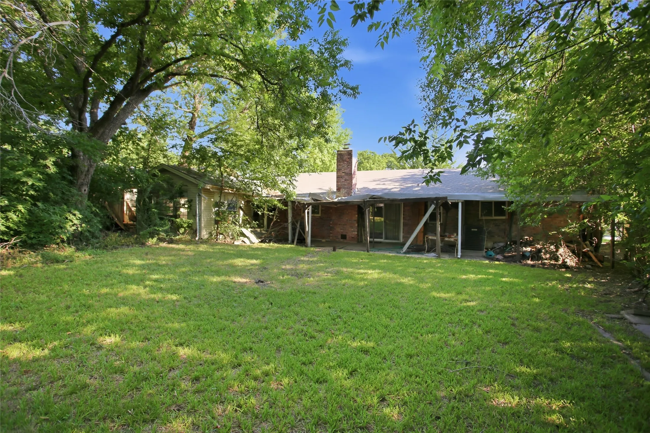 Single Family Residence For Sale in Tarrant County , 2108 Barton Drive, Arlington, Texas 76010, 3 Bedroom, 2 Bathroom, 2 Garage spaces, 1,913 Sqft, built in 1968, mls#21329653, Real Estate Agent in Arlington, Homes For Sale in Tarrant county, Homes For Sale in Arlington, Realtor in Arlington Texas, Real Estate Brokerage Independent Realty Texas, Luminita Cordes Realtor