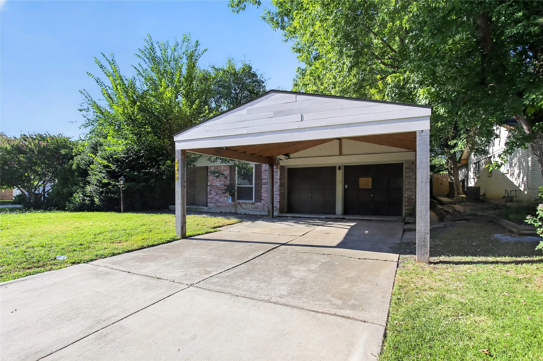 Single Family Residence For Sale in Tarrant County , 2108 Barton Drive, Arlington, Texas 76010, 3 Bedroom, 2 Bathroom, 2 Garage spaces, 1,913 Sqft, built in 1968, mls#21329653, Real Estate Agent in Arlington, Homes For Sale in Tarrant county, Homes For Sale in Arlington, Realtor in Arlington Texas, Real Estate Brokerage Independent Realty Texas, Luminita Cordes Realtor
