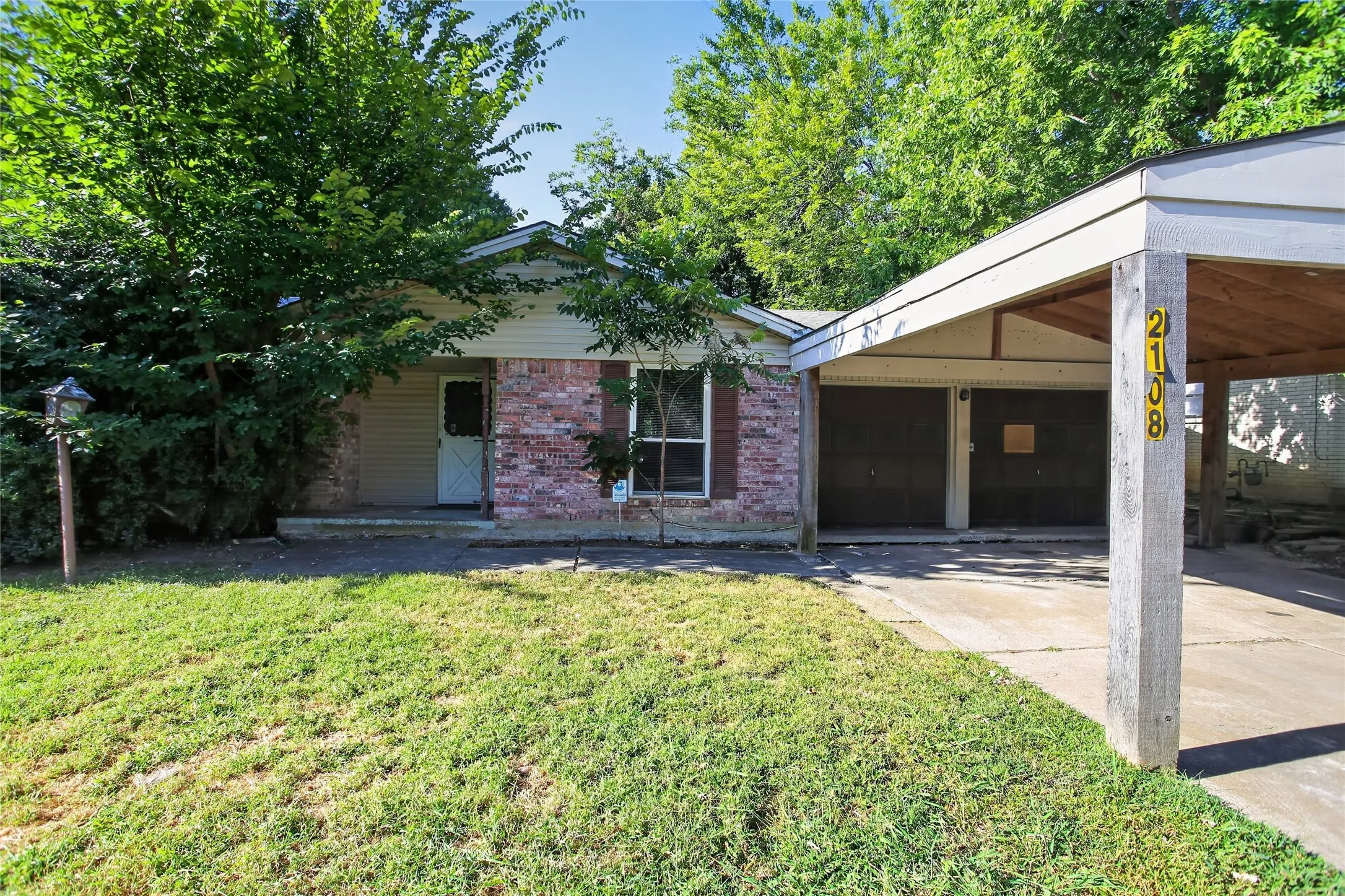 Single Family Residence For Sale in Tarrant County , 2108 Barton Drive, Arlington, Texas 76010, 3 Bedroom, 2 Bathroom, 2 Garage spaces, 1,913 Sqft, built in 1968, mls#21329653, Real Estate Agent in Arlington, Homes For Sale in Tarrant county, Homes For Sale in Arlington, Realtor in Arlington Texas, Real Estate Brokerage Independent Realty Texas, Luminita Cordes Realtor