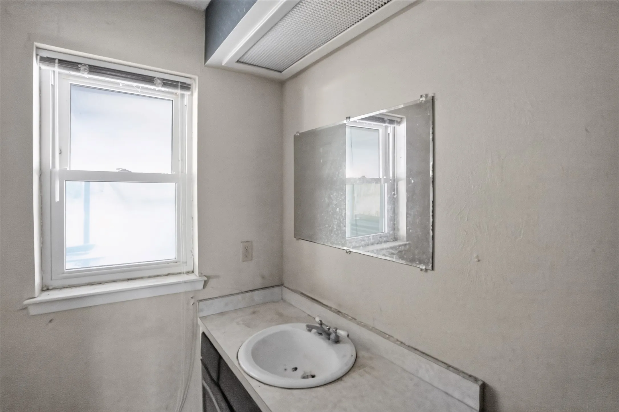Single Family Residence For Sale in Tarrant County , 2108 Barton Drive, Arlington, Texas 76010, 3 Bedroom, 2 Bathroom, 2 Garage spaces, 1,913 Sqft, built in 1968, mls#21329653, Real Estate Agent in Arlington, Homes For Sale in Tarrant county, Homes For Sale in Arlington, Realtor in Arlington Texas, Real Estate Brokerage Independent Realty Texas, Luminita Cordes Realtor