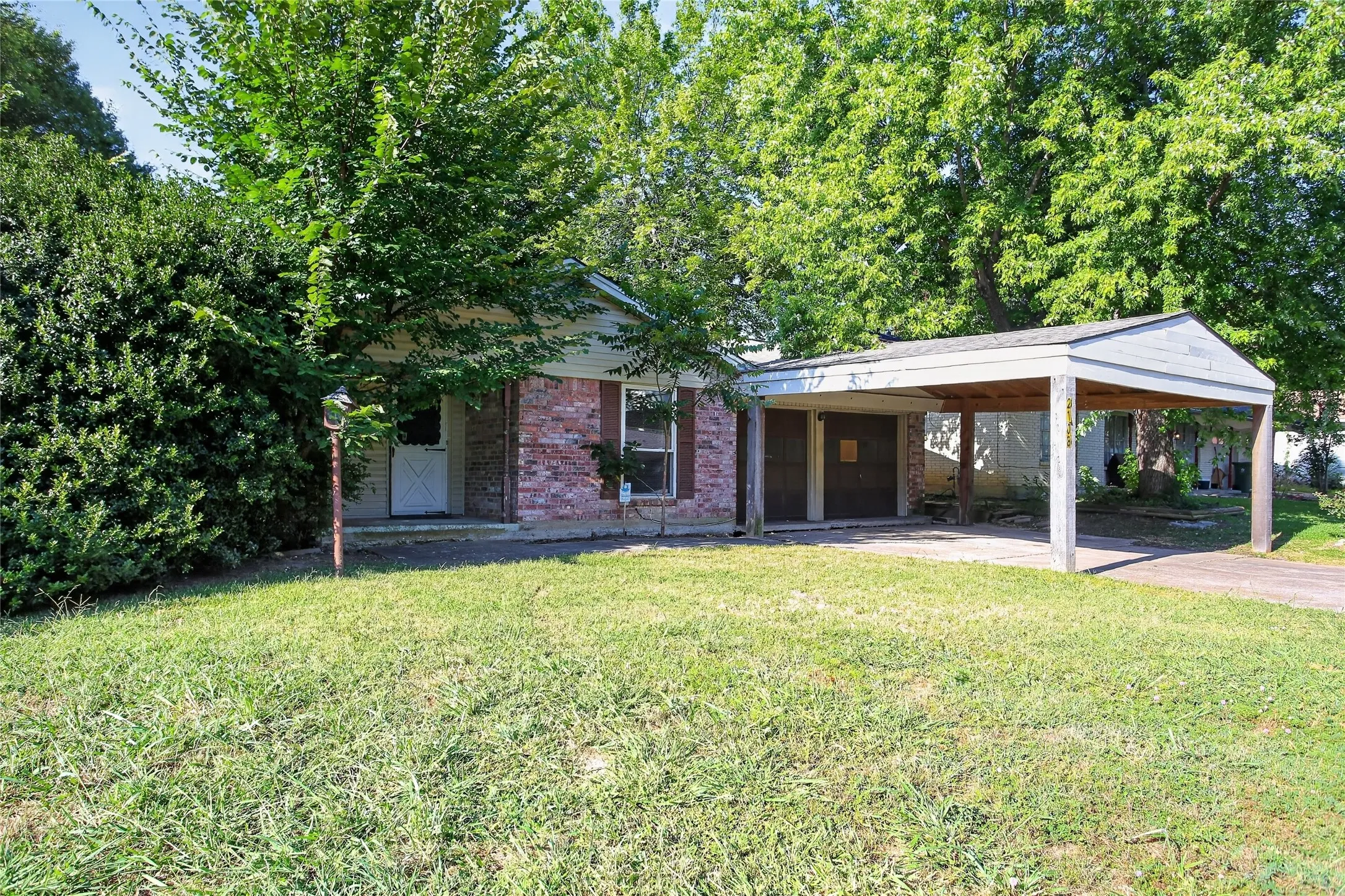 Single Family Residence For Sale in Tarrant County , 2108 Barton Drive, Arlington, Texas 76010, 3 Bedroom, 2 Bathroom, 2 Garage spaces, 1,913 Sqft, built in 1968, mls#21329653, Real Estate Agent in Arlington, Homes For Sale in Tarrant county, Homes For Sale in Arlington, Realtor in Arlington Texas, Real Estate Brokerage Independent Realty Texas, Luminita Cordes Realtor
