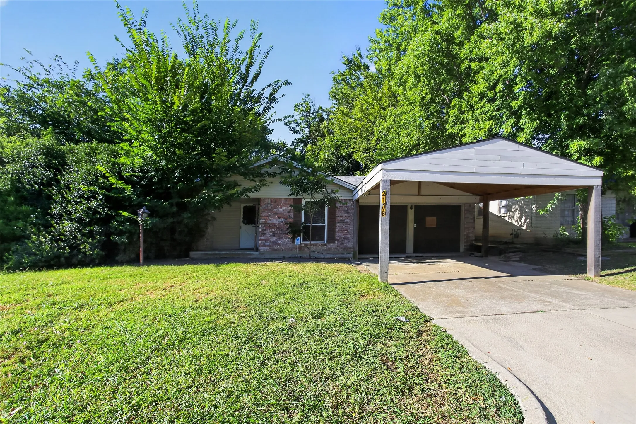 Single Family Residence For Sale in Tarrant County , 2108 Barton Drive, Arlington, Texas 76010, 3 Bedroom, 2 Bathroom, 2 Garage spaces, 1,913 Sqft, built in 1968, mls#21329653, Real Estate Agent in Arlington, Homes For Sale in Tarrant county, Homes For Sale in Arlington, Realtor in Arlington Texas, Real Estate Brokerage Independent Realty Texas, Luminita Cordes Realtor