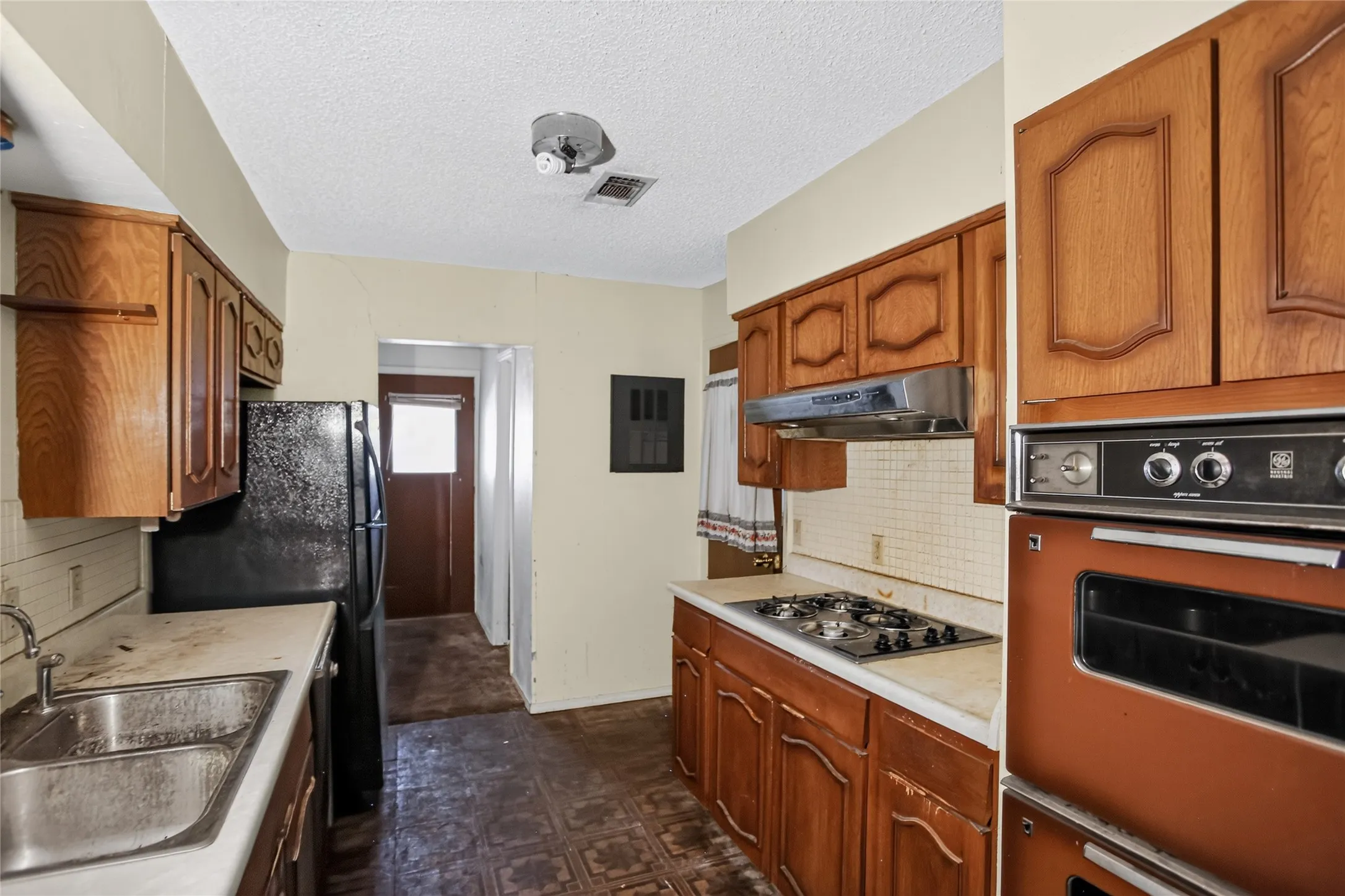 Single Family Residence For Sale in Tarrant County , 2108 Barton Drive, Arlington, Texas 76010, 3 Bedroom, 2 Bathroom, 2 Garage spaces, 1,913 Sqft, built in 1968, mls#21329653, Real Estate Agent in Arlington, Homes For Sale in Tarrant county, Homes For Sale in Arlington, Realtor in Arlington Texas, Real Estate Brokerage Independent Realty Texas, Luminita Cordes Realtor