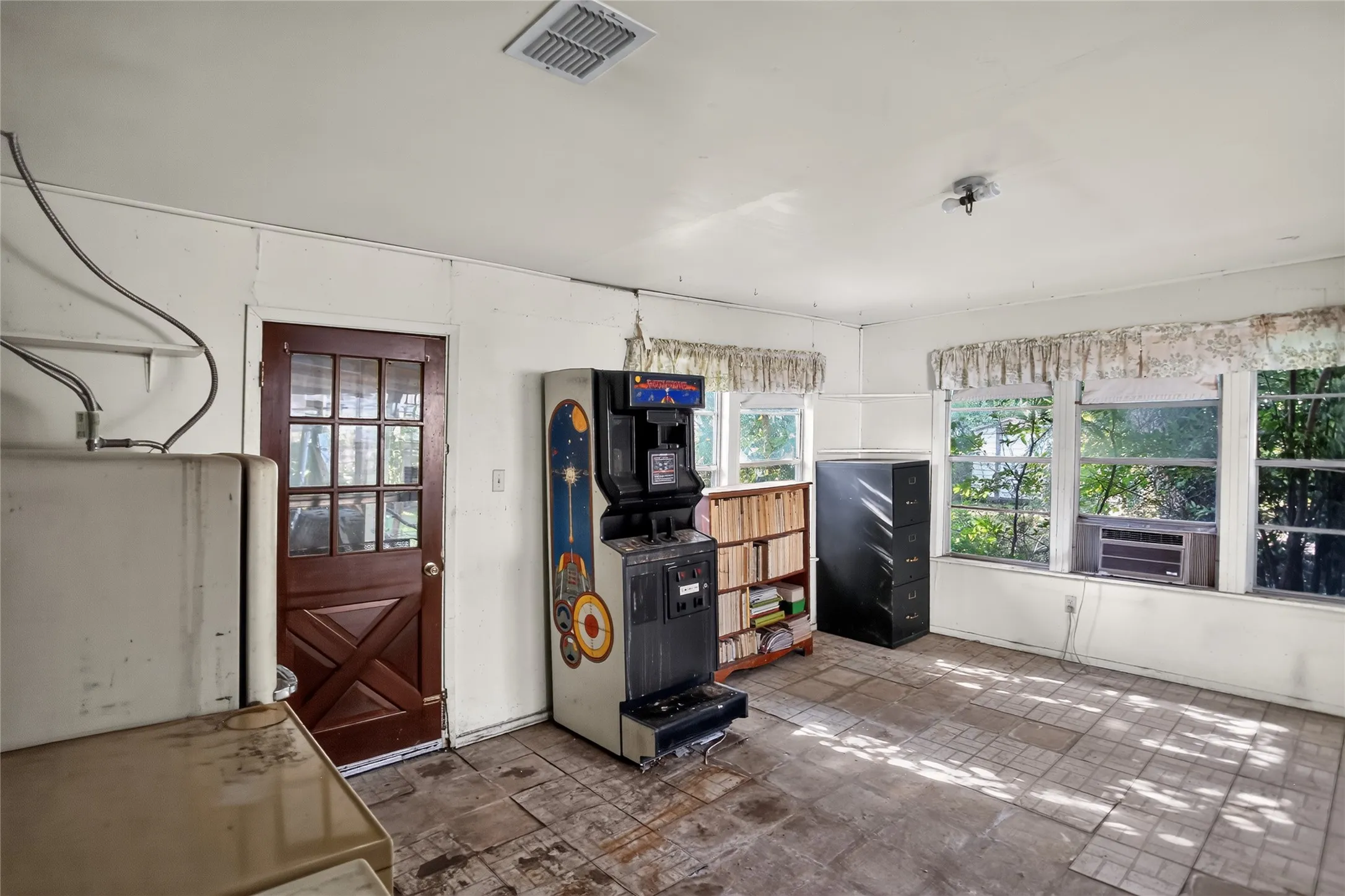 Single Family Residence For Sale in Tarrant County , 2108 Barton Drive, Arlington, Texas 76010, 3 Bedroom, 2 Bathroom, 2 Garage spaces, 1,913 Sqft, built in 1968, mls#21329653, Real Estate Agent in Arlington, Homes For Sale in Tarrant county, Homes For Sale in Arlington, Realtor in Arlington Texas, Real Estate Brokerage Independent Realty Texas, Luminita Cordes Realtor