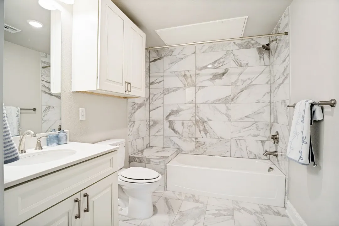 2nd Bathroom with Tub