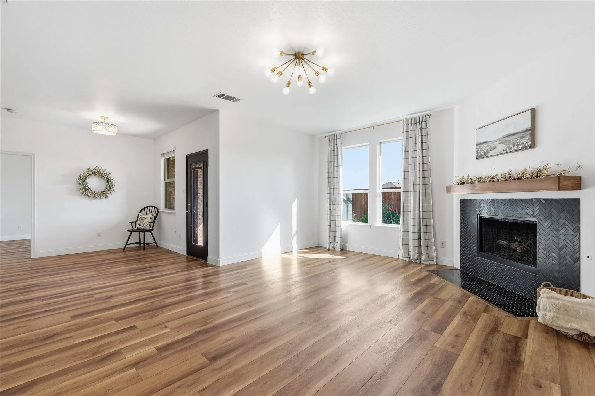 Single Family Residence For Sale in Collin County , 1301 Coleman Drive, Melissa, Texas 75454, 5 Bedroom, 3 Bathroom, 2 Garage spaces, 2,906 Sqft, built in 2015, mls#21329511, Real Estate Agent in Melissa, Homes For Sale in Collin county, Homes For Sale in Melissa, Realtor in Melissa Texas, Real Estate Brokerage Independent Realty Texas, Luminita Cordes Realtor