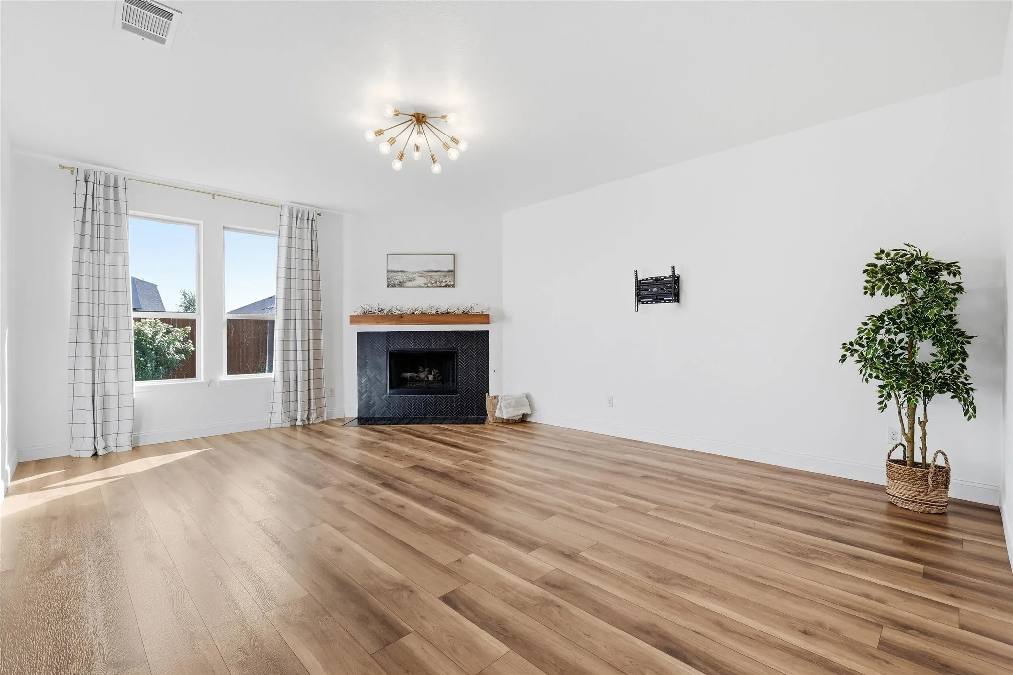 Single Family Residence For Sale in Collin County , 1301 Coleman Drive, Melissa, Texas 75454, 5 Bedroom, 3 Bathroom, 2 Garage spaces, 2,906 Sqft, built in 2015, mls#21329511, Real Estate Agent in Melissa, Homes For Sale in Collin county, Homes For Sale in Melissa, Realtor in Melissa Texas, Real Estate Brokerage Independent Realty Texas, Luminita Cordes Realtor