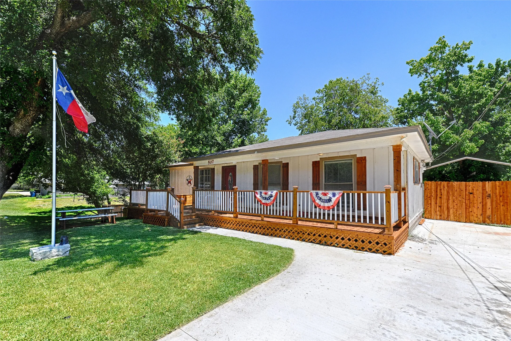 Single Family Residence For Sale in Rockwall County , 507 Bost Street, Rockwall, Texas 75087, 3 Bedroom, 1 Bathroom, Garage spaces, 1,404 Sqft, built in 1985, mls#21326299, Real Estate Agent in Rockwall, Homes For Sale in Rockwall county, Homes For Sale in Rockwall, Realtor in Rockwall Texas, Real Estate Brokerage Independent Realty Texas, Luminita Cordes Realtor