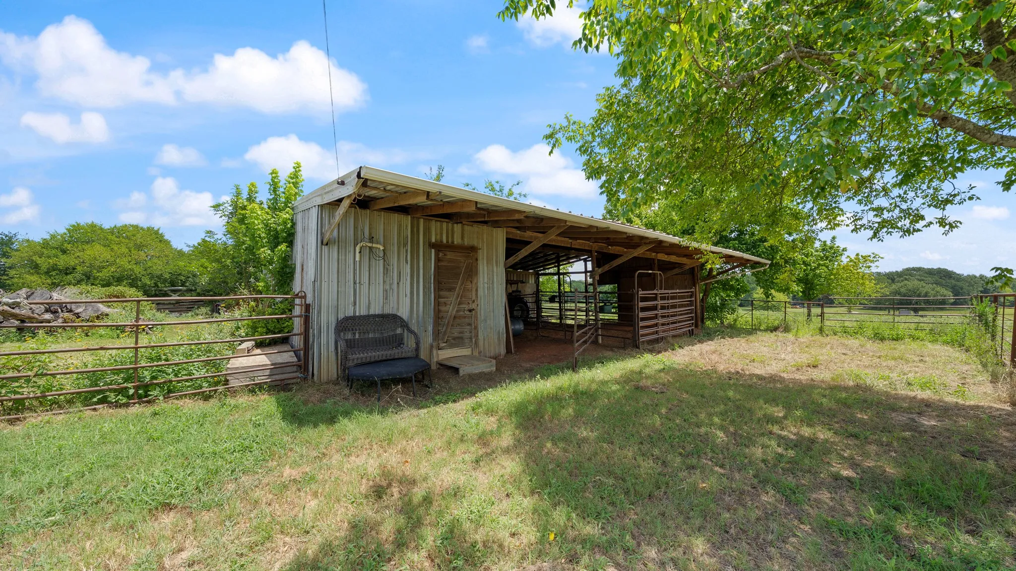 Farm For Sale in Van Zandt County , 1053 Vz County Road 4206, Athens, Texas 75752, 3 Bedroom, 2 Bathroom, Garage spaces, 2,076 Sqft, built in 1970, mls#21328842, Real Estate Agent in Athens, Homes For Sale in Van Zandt county, Homes For Sale in Athens, Realtor in Athens Texas, Real Estate Brokerage Independent Realty Texas, Luminita Cordes Realtor