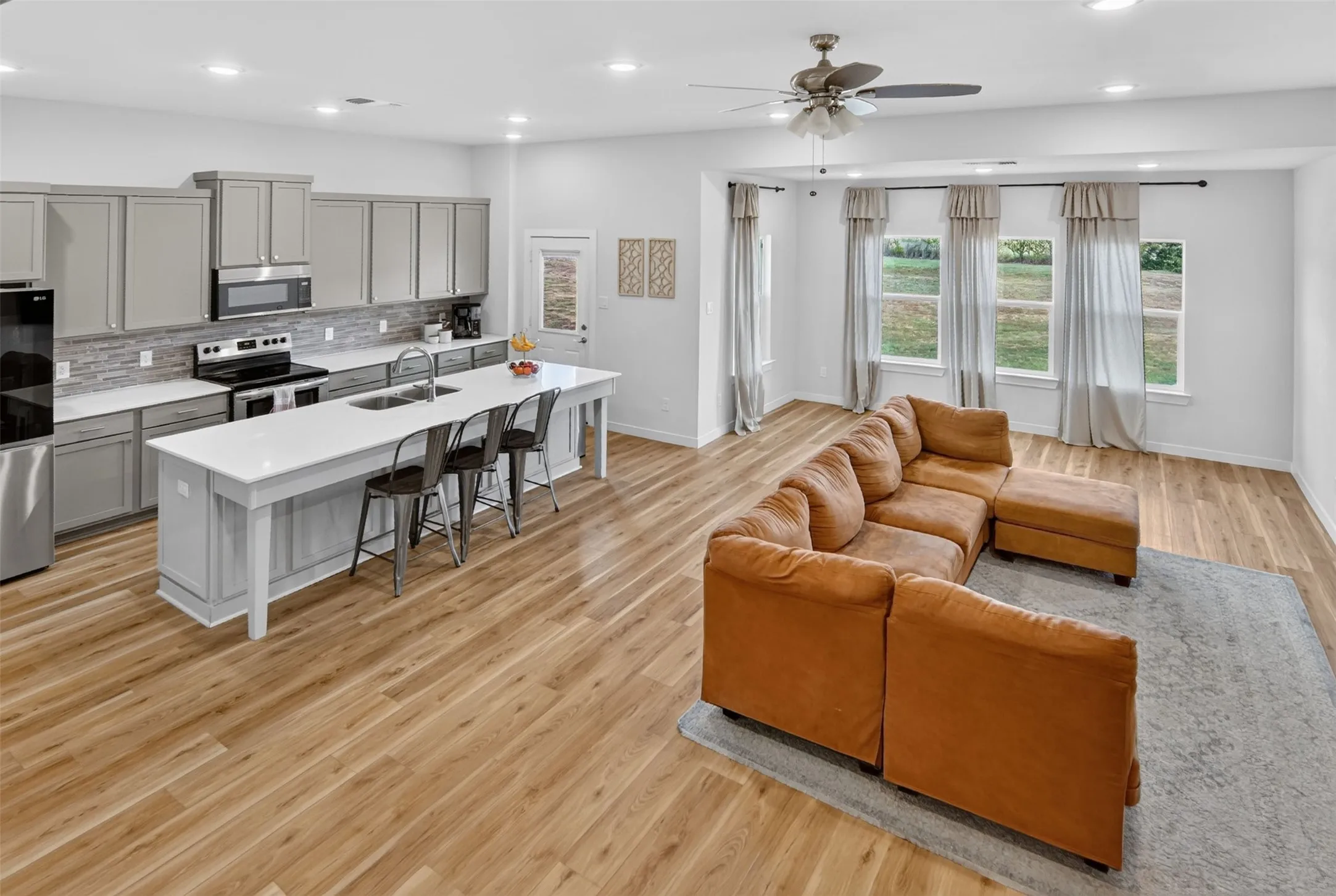 Single Family Residence For Sale in Hood County , 7206 Treaty Oaks Boulevard, Granbury, Texas 76048, 4 Bedroom, 3 Bathroom, 3 Garage spaces, 2,301 Sqft, built in 2022, mls#21320603, Real Estate Agent in Granbury, Homes For Sale in Hood county, Homes For Sale in Granbury, Realtor in Granbury Texas, Real Estate Brokerage Independent Realty Texas, Luminita Cordes Realtor