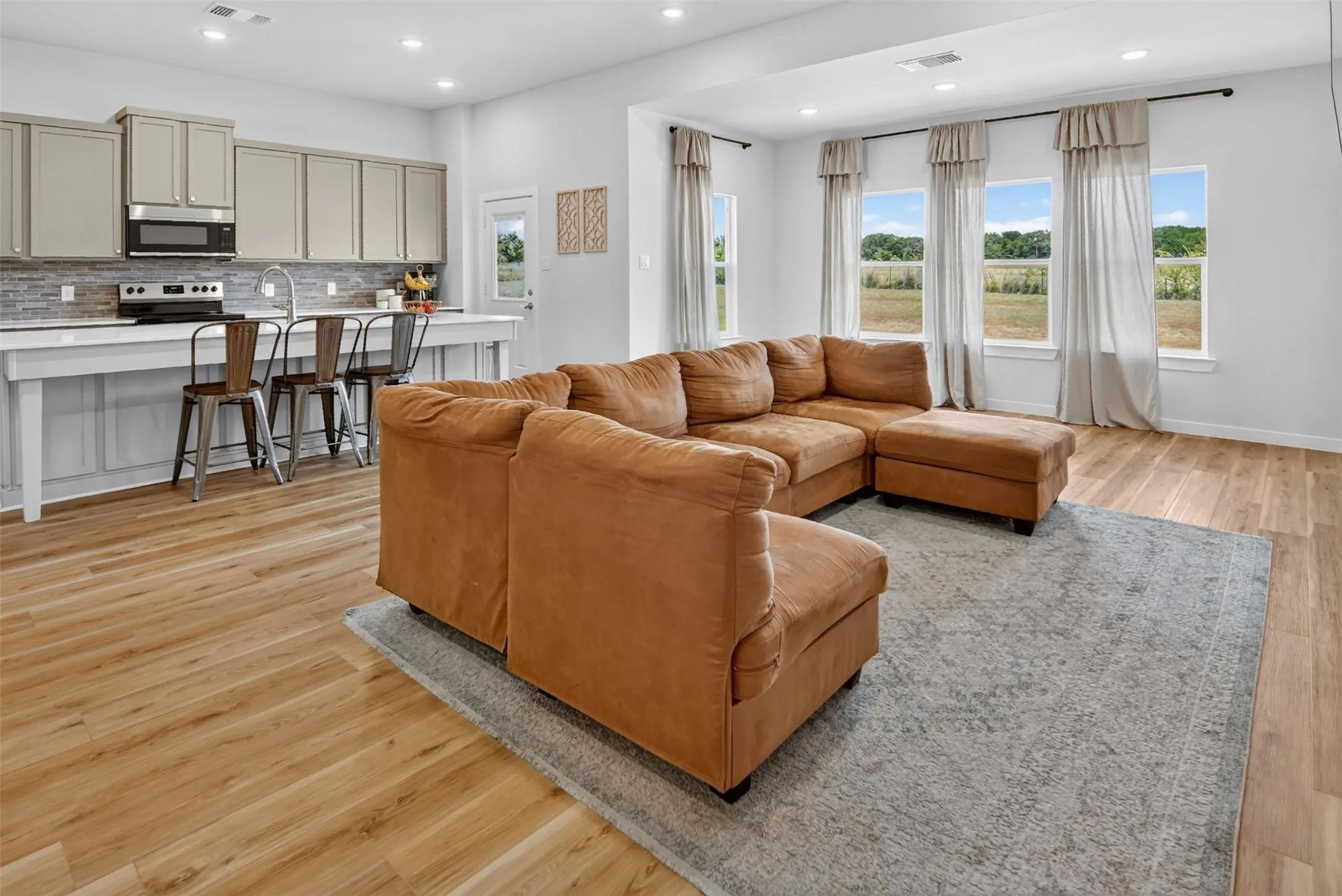 Single Family Residence For Sale in Hood County , 7206 Treaty Oaks Boulevard, Granbury, Texas 76048, 4 Bedroom, 3 Bathroom, 3 Garage spaces, 2,301 Sqft, built in 2022, mls#21320603, Real Estate Agent in Granbury, Homes For Sale in Hood county, Homes For Sale in Granbury, Realtor in Granbury Texas, Real Estate Brokerage Independent Realty Texas, Luminita Cordes Realtor