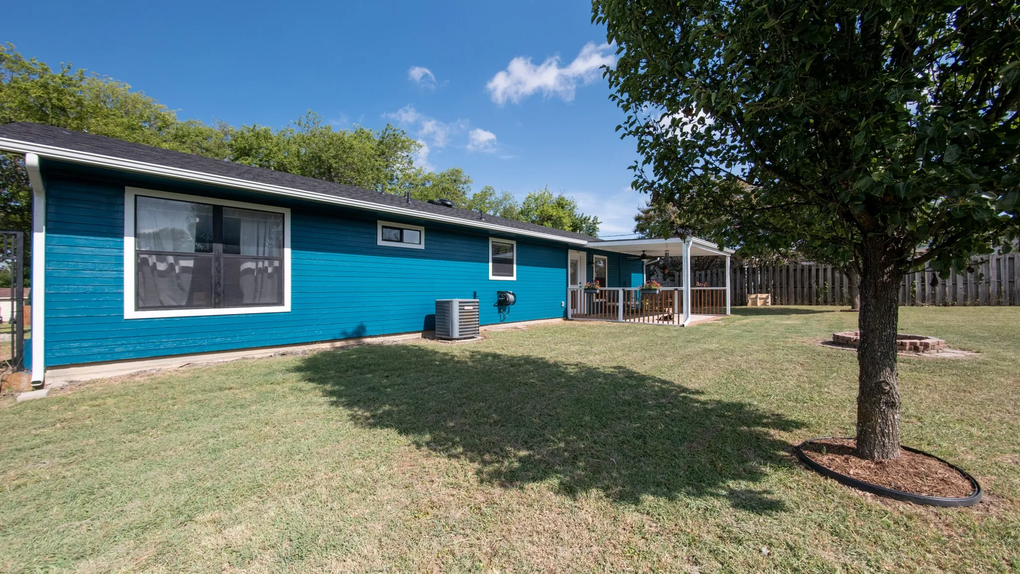 Single Family Residence For Sale in Grayson County , 109 S Shaw Street, Tom Bean, Texas 75489, 3 Bedroom, 2 Bathroom, Garage spaces, 1,320 Sqft, built in 1986, mls#21328653, Real Estate Agent in Tom Bean, Homes For Sale in Grayson county, Homes For Sale in Tom Bean, Realtor in Tom Bean Texas, Real Estate Brokerage Independent Realty Texas, Luminita Cordes Realtor
