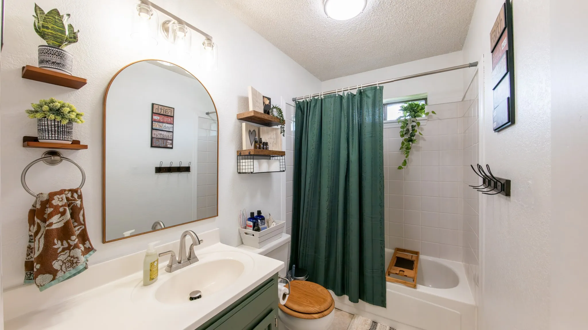 Single Family Residence For Sale in Grayson County , 109 S Shaw Street, Tom Bean, Texas 75489, 3 Bedroom, 2 Bathroom, Garage spaces, 1,320 Sqft, built in 1986, mls#21328653, Real Estate Agent in Tom Bean, Homes For Sale in Grayson county, Homes For Sale in Tom Bean, Realtor in Tom Bean Texas, Real Estate Brokerage Independent Realty Texas, Luminita Cordes Realtor
