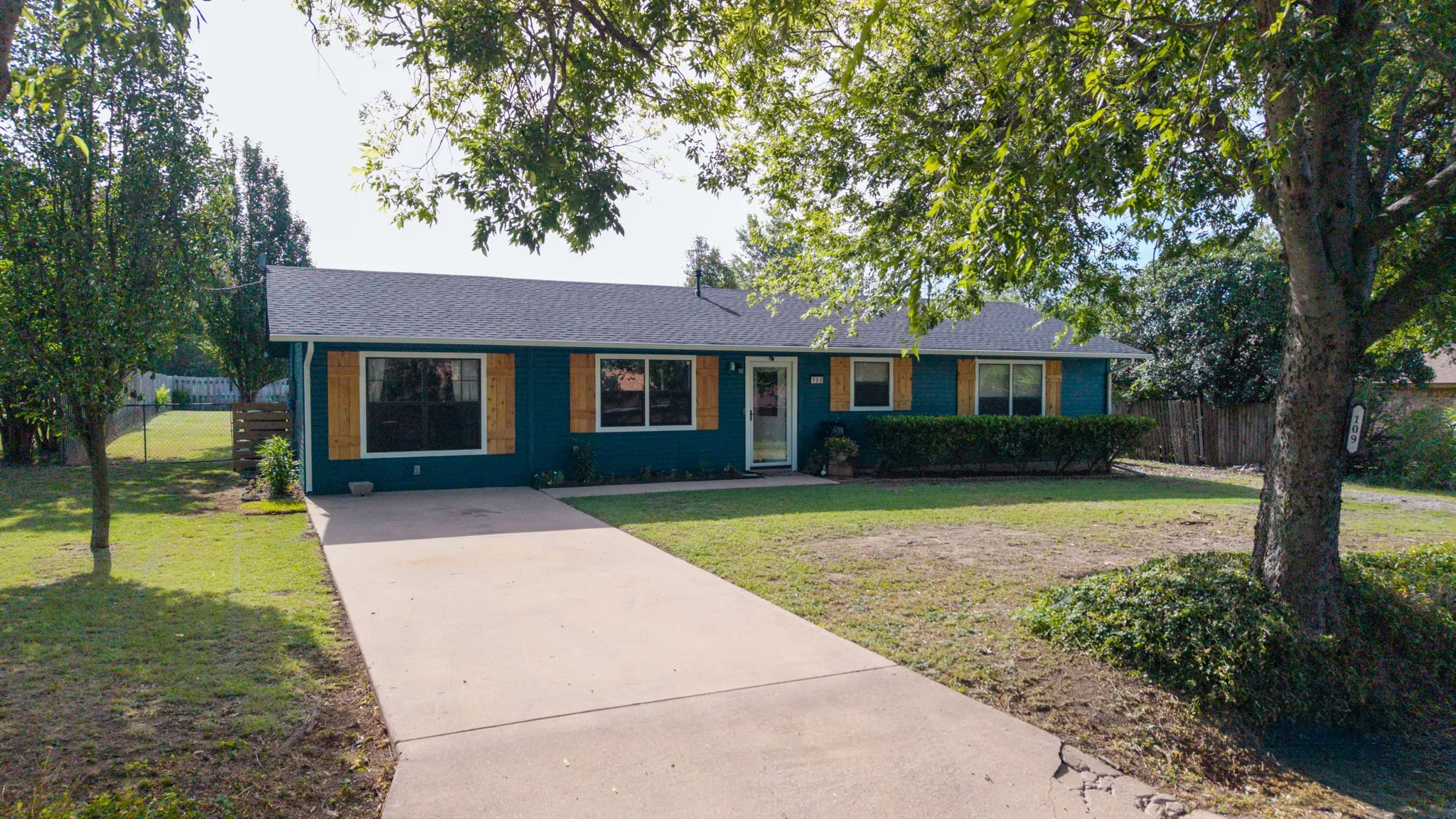 Single Family Residence For Sale in Grayson County , 109 S Shaw Street, Tom Bean, Texas 75489, 3 Bedroom, 2 Bathroom, Garage spaces, 1,320 Sqft, built in 1986, mls#21328653, Real Estate Agent in Tom Bean, Homes For Sale in Grayson county, Homes For Sale in Tom Bean, Realtor in Tom Bean Texas, Real Estate Brokerage Independent Realty Texas, Luminita Cordes Realtor