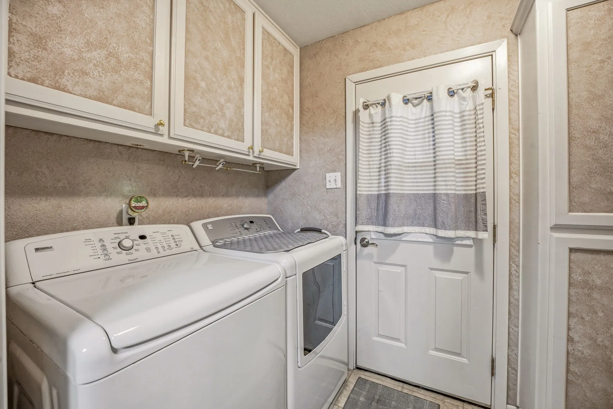Single Family Residence For Sale in Erath County , 1335 N Lydia Street, Stephenville, Texas 76401, 3 Bedroom, 2 Bathroom, 1 Garage spaces, 2,020 Sqft, built in 1974, mls#21292472, Real Estate Agent in Stephenville, Homes For Sale in Erath county, Homes For Sale in Stephenville, Realtor in Stephenville Texas, Real Estate Brokerage Independent Realty Texas, Luminita Cordes Realtor