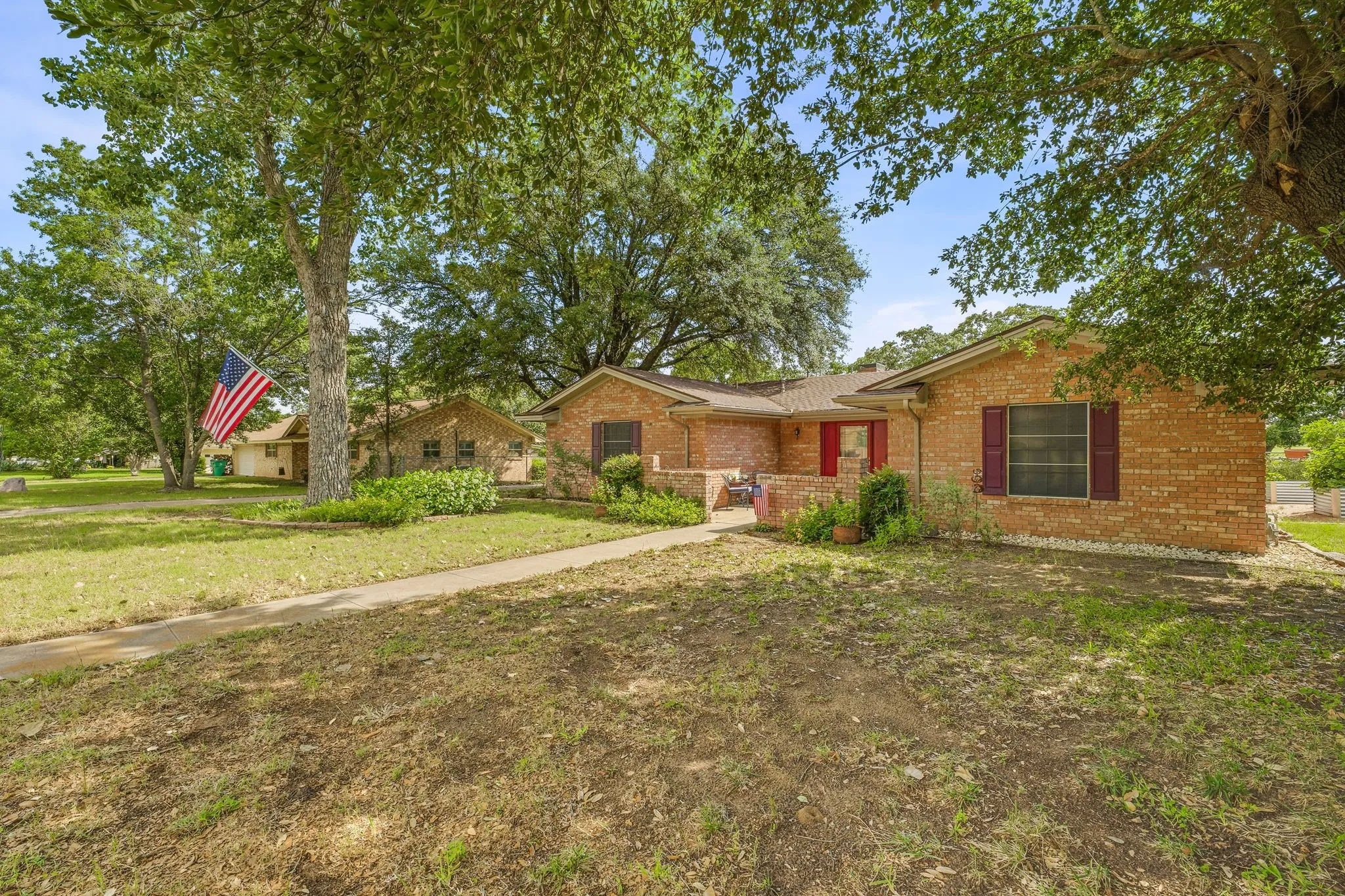 Single Family Residence For Sale in Erath County , 1335 N Lydia Street, Stephenville, Texas 76401, 3 Bedroom, 2 Bathroom, 1 Garage spaces, 2,020 Sqft, built in 1974, mls#21292472, Real Estate Agent in Stephenville, Homes For Sale in Erath county, Homes For Sale in Stephenville, Realtor in Stephenville Texas, Real Estate Brokerage Independent Realty Texas, Luminita Cordes Realtor