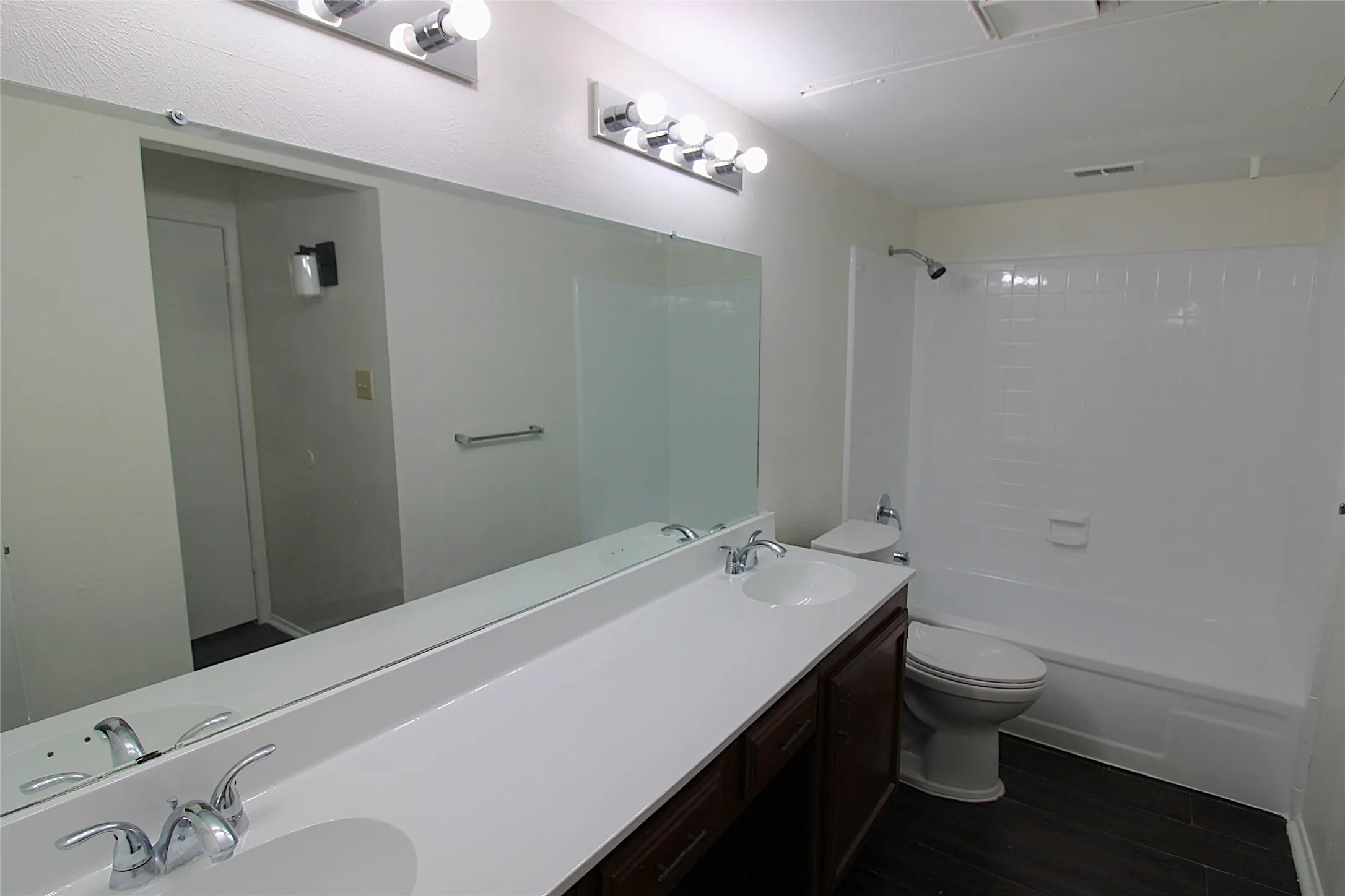 Duplex For Rent in Dallas County , 407 Pogue Street, Cedar Hill, Texas 75104, 2 Bedroom, 2 Bathroom, Garage spaces, 1,152 Sqft, built in 1982, mls#21329813, Real Estate Agent in Cedar Hill, Homes For Rent in Dallas county, Homes For Rent in Cedar Hill, Realtor in Cedar Hill Texas, Real Estate Brokerage Independent Realty Texas, Luminita Cordes Realtor