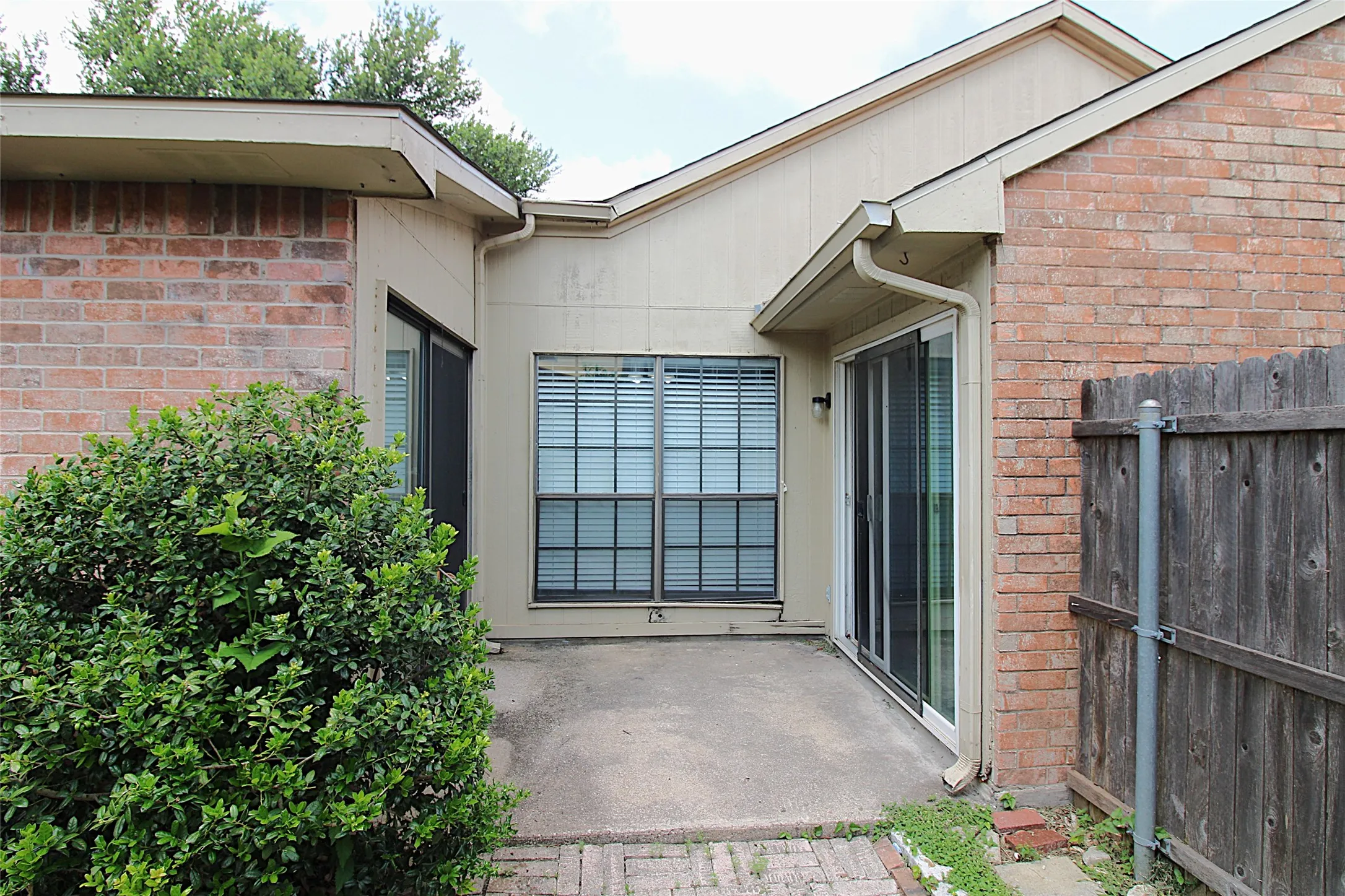 Duplex For Rent in Dallas County , 407 Pogue Street, Cedar Hill, Texas 75104, 2 Bedroom, 2 Bathroom, Garage spaces, 1,152 Sqft, built in 1982, mls#21329813, Real Estate Agent in Cedar Hill, Homes For Rent in Dallas county, Homes For Rent in Cedar Hill, Realtor in Cedar Hill Texas, Real Estate Brokerage Independent Realty Texas, Luminita Cordes Realtor