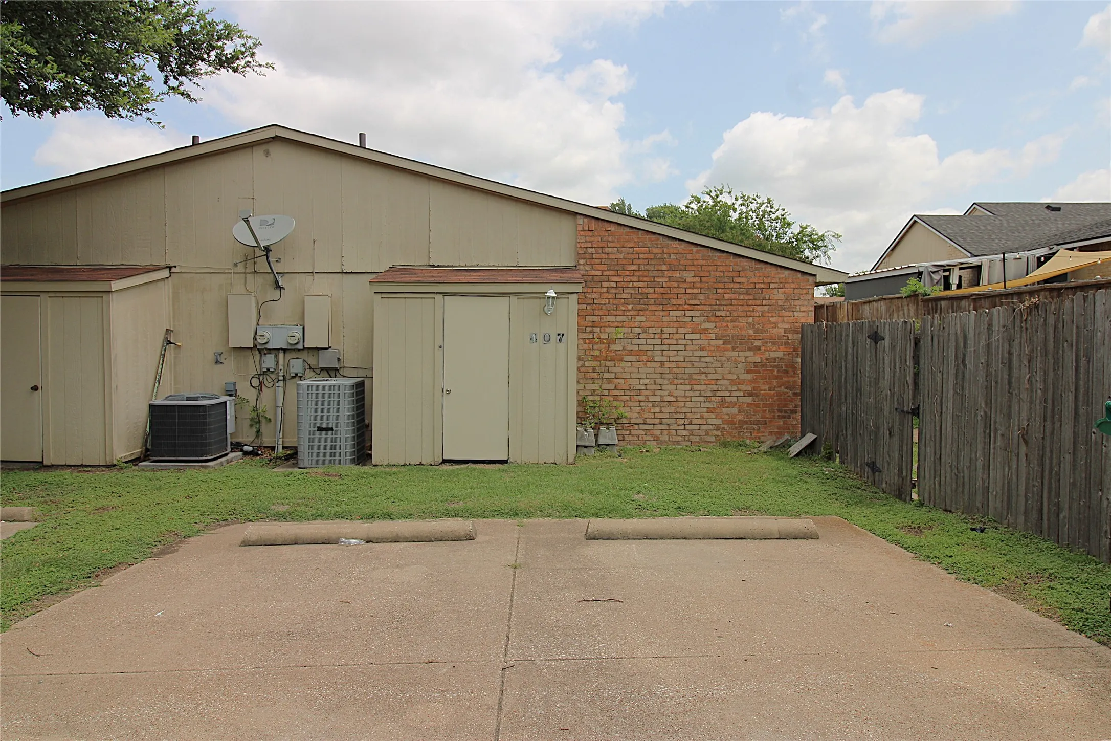Duplex For Rent in Dallas County , 407 Pogue Street, Cedar Hill, Texas 75104, 2 Bedroom, 2 Bathroom, Garage spaces, 1,152 Sqft, built in 1982, mls#21329813, Real Estate Agent in Cedar Hill, Homes For Rent in Dallas county, Homes For Rent in Cedar Hill, Realtor in Cedar Hill Texas, Real Estate Brokerage Independent Realty Texas, Luminita Cordes Realtor
