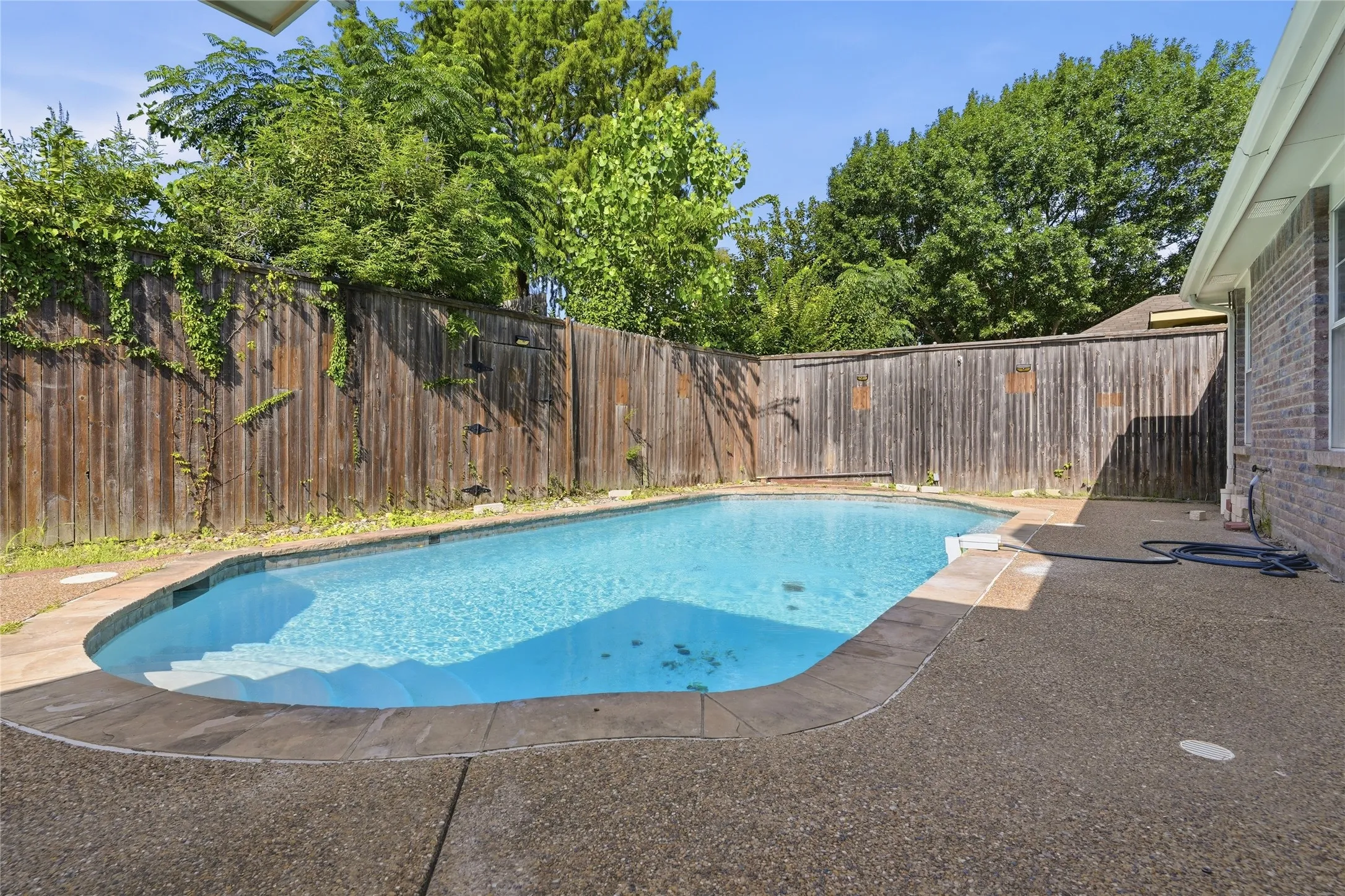 Single Family Residence For Sale in Dallas County , 1510 Cross Courts Drive, Garland, Texas 75040, 3 Bedroom, 2 Bathroom, 2 Garage spaces, 1,407 Sqft, built in 1993, mls#21309250, Real Estate Agent in Garland, Homes For Sale in Dallas county, Homes For Sale in Garland, Realtor in Garland Texas, Real Estate Brokerage Independent Realty Texas, Luminita Cordes Realtor