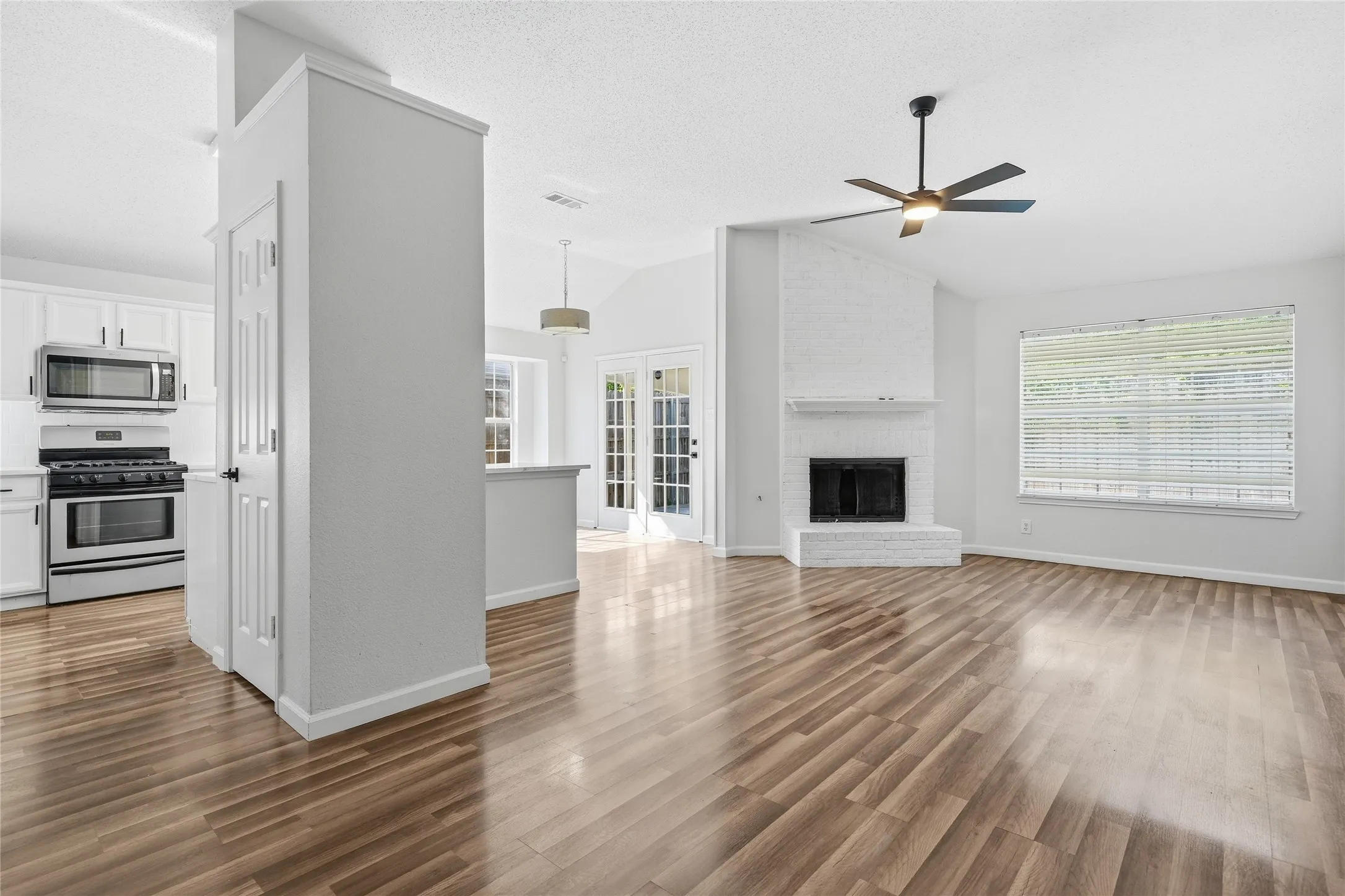 Single Family Residence For Sale in Dallas County , 1510 Cross Courts Drive, Garland, Texas 75040, 3 Bedroom, 2 Bathroom, 2 Garage spaces, 1,407 Sqft, built in 1993, mls#21309250, Real Estate Agent in Garland, Homes For Sale in Dallas county, Homes For Sale in Garland, Realtor in Garland Texas, Real Estate Brokerage Independent Realty Texas, Luminita Cordes Realtor