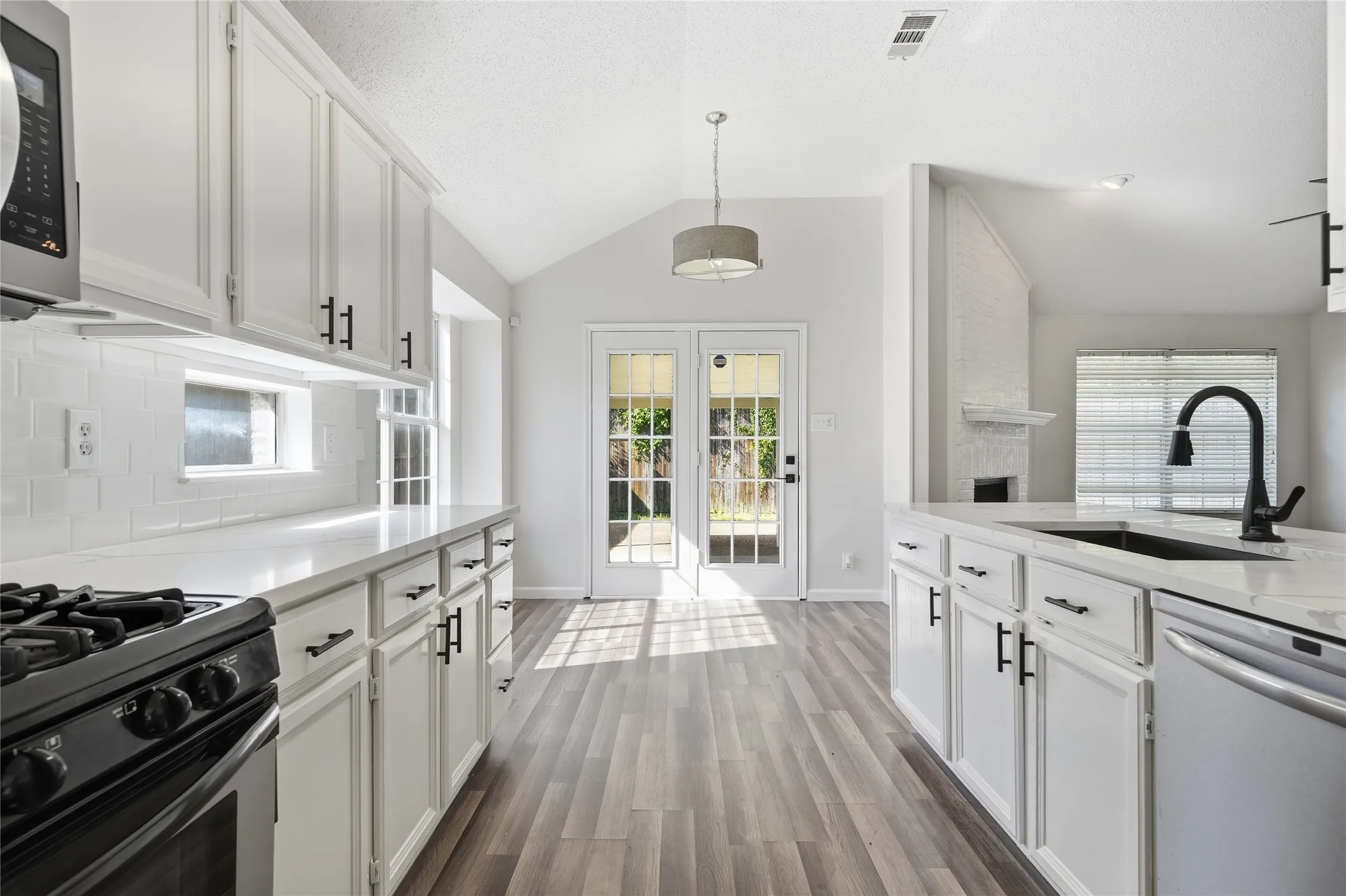Single Family Residence For Sale in Dallas County , 1510 Cross Courts Drive, Garland, Texas 75040, 3 Bedroom, 2 Bathroom, 2 Garage spaces, 1,407 Sqft, built in 1993, mls#21309250, Real Estate Agent in Garland, Homes For Sale in Dallas county, Homes For Sale in Garland, Realtor in Garland Texas, Real Estate Brokerage Independent Realty Texas, Luminita Cordes Realtor