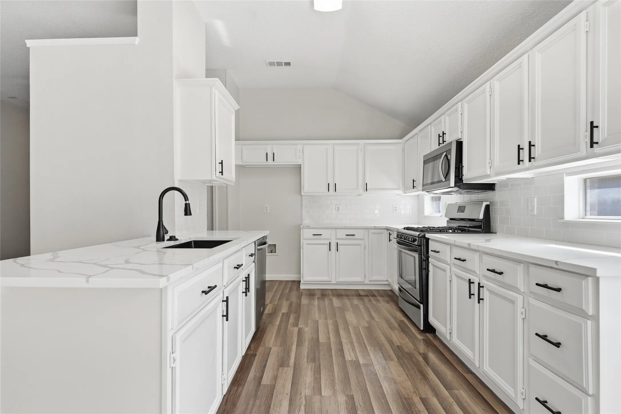 Single Family Residence For Sale in Dallas County , 1510 Cross Courts Drive, Garland, Texas 75040, 3 Bedroom, 2 Bathroom, 2 Garage spaces, 1,407 Sqft, built in 1993, mls#21309250, Real Estate Agent in Garland, Homes For Sale in Dallas county, Homes For Sale in Garland, Realtor in Garland Texas, Real Estate Brokerage Independent Realty Texas, Luminita Cordes Realtor