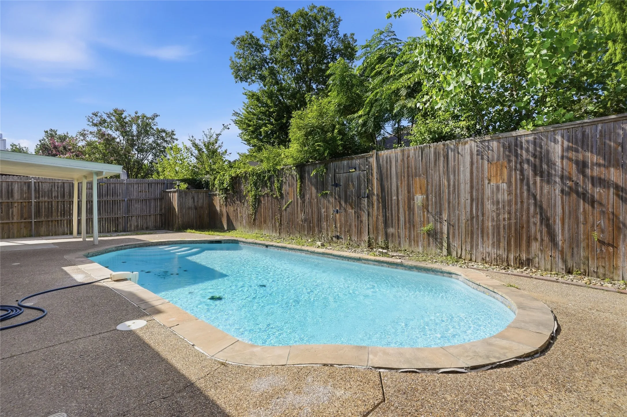 Single Family Residence For Sale in Dallas County , 1510 Cross Courts Drive, Garland, Texas 75040, 3 Bedroom, 2 Bathroom, 2 Garage spaces, 1,407 Sqft, built in 1993, mls#21309250, Real Estate Agent in Garland, Homes For Sale in Dallas county, Homes For Sale in Garland, Realtor in Garland Texas, Real Estate Brokerage Independent Realty Texas, Luminita Cordes Realtor