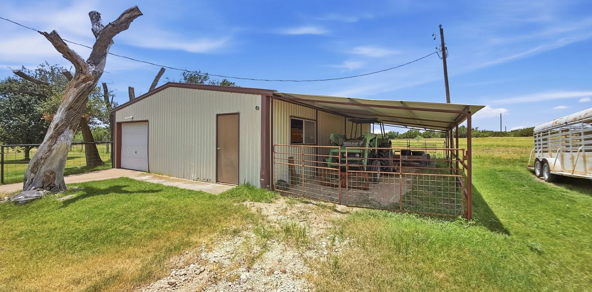 Farm For Sale in Hamilton County , 2875 County Road 610, Hamilton, Texas 76531, 3 Bedroom, 2 Bathroom, Garage spaces, 1,940 Sqft, built in 1960, mls#21329780, Real Estate Agent in Hamilton, Homes For Sale in Hamilton county, Homes For Sale in Hamilton, Realtor in Hamilton Texas, Real Estate Brokerage Independent Realty Texas, Luminita Cordes Realtor