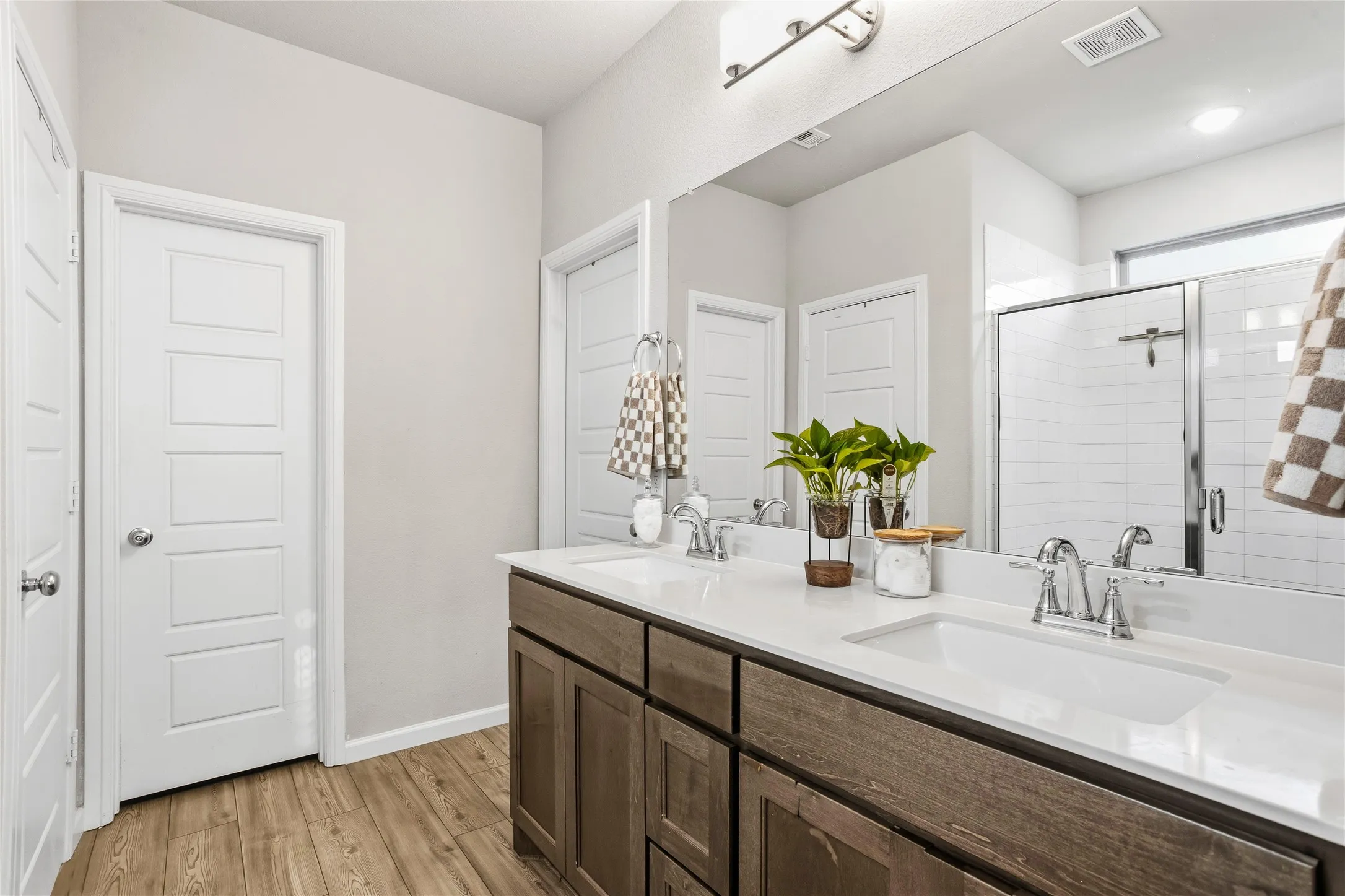 Single Family Residence For Sale in Ellis County , 6717 Aster Drive, Venus, Texas 76084, 4 Bedroom, 3 Bathroom, 2 Garage spaces, 2,945 Sqft, built in 2021, mls#21328474, Real Estate Agent in Venus, Homes For Sale in Ellis county, Homes For Sale in Venus, Realtor in Venus Texas, Real Estate Brokerage Independent Realty Texas, Luminita Cordes Realtor