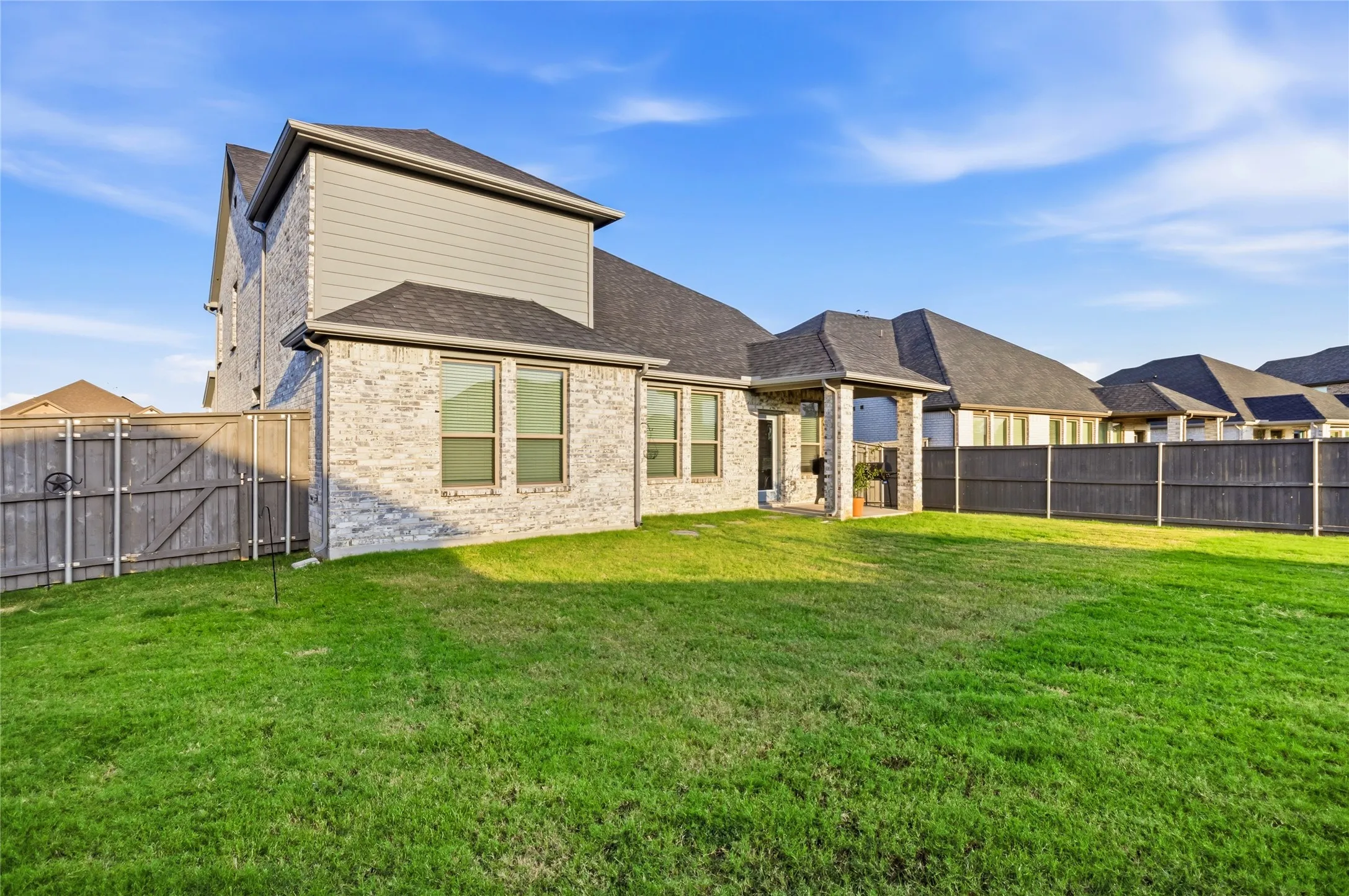 Single Family Residence For Sale in Ellis County , 6717 Aster Drive, Venus, Texas 76084, 4 Bedroom, 3 Bathroom, 2 Garage spaces, 2,945 Sqft, built in 2021, mls#21328474, Real Estate Agent in Venus, Homes For Sale in Ellis county, Homes For Sale in Venus, Realtor in Venus Texas, Real Estate Brokerage Independent Realty Texas, Luminita Cordes Realtor