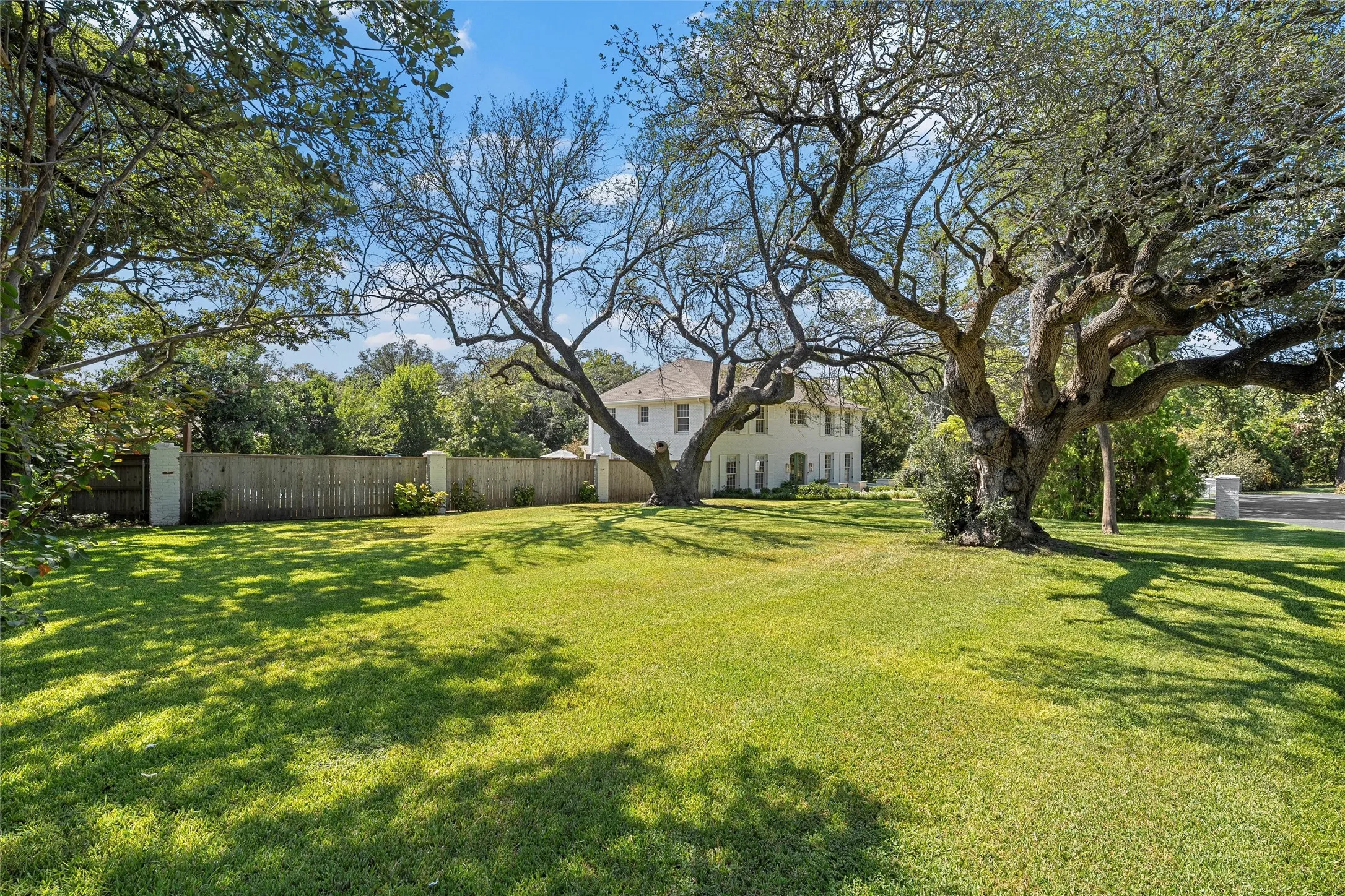 Single Family Residence For Sale in Mc Lennan County , 6710 Fish Pond Road, Waco, Texas 76710, 4 Bedroom, 4 Bathroom, 2 Garage spaces, 3,848 Sqft, built in 1973, mls#21327273, Real Estate Agent in Waco, Homes For Sale in Mc Lennan county, Homes For Sale in Waco, Realtor in Waco Texas, Real Estate Brokerage Independent Realty Texas, Luminita Cordes Realtor
