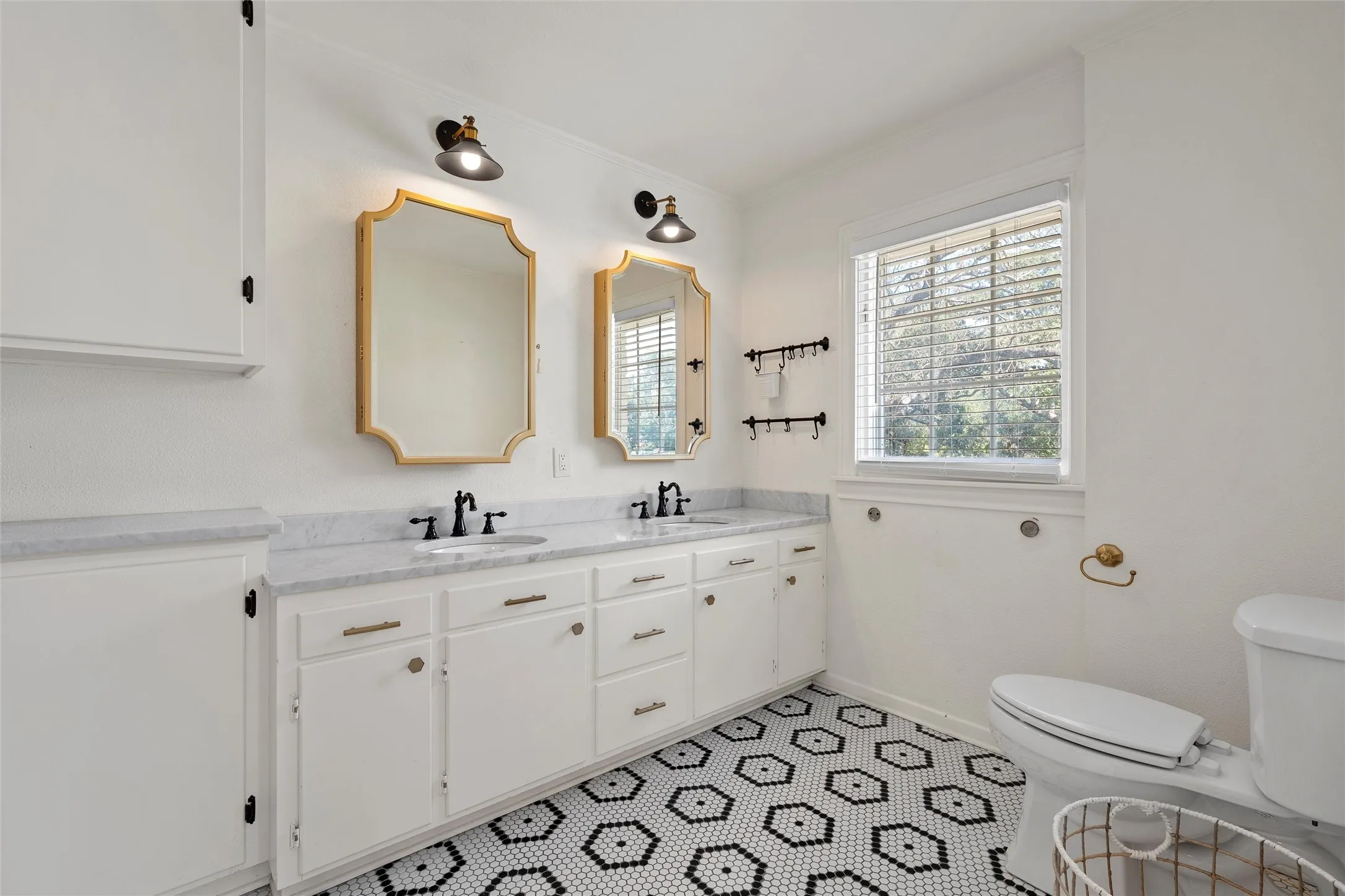 Single Family Residence For Sale in Mc Lennan County , 6710 Fish Pond Road, Waco, Texas 76710, 4 Bedroom, 4 Bathroom, 2 Garage spaces, 3,848 Sqft, built in 1973, mls#21327273, Real Estate Agent in Waco, Homes For Sale in Mc Lennan county, Homes For Sale in Waco, Realtor in Waco Texas, Real Estate Brokerage Independent Realty Texas, Luminita Cordes Realtor