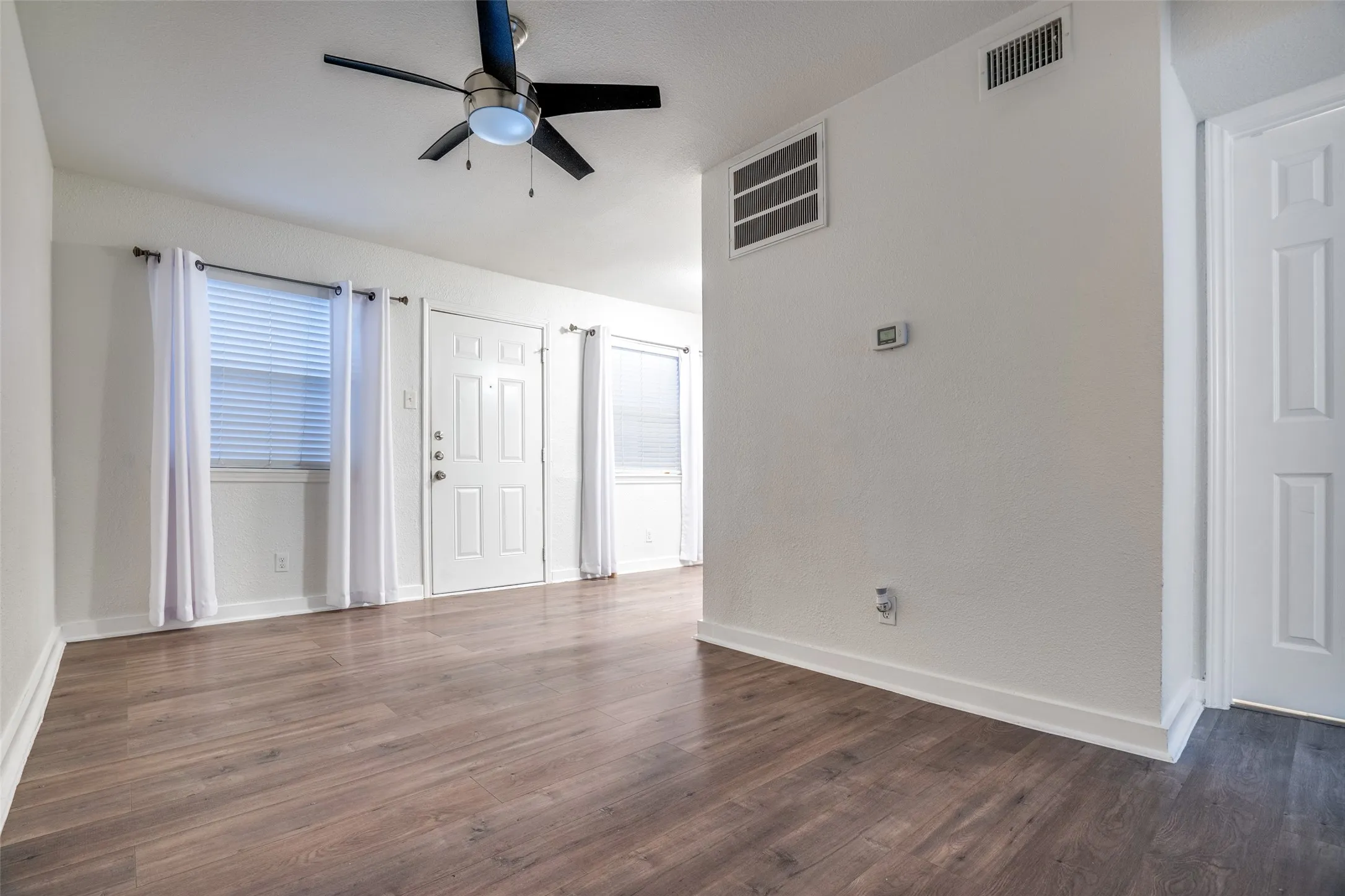 Apartment For Rent in Dallas County , 4927 San Jacinto Street 210, Dallas, Texas 75206, 1 Bedroom, 1 Bathroom, Garage spaces, 550 Sqft, built in 1965, mls#21329846, Real Estate Agent in Dallas, Homes For Rent in Dallas county, Homes For Rent in Dallas, Realtor in Dallas Texas, Real Estate Brokerage Independent Realty Texas, Luminita Cordes Realtor