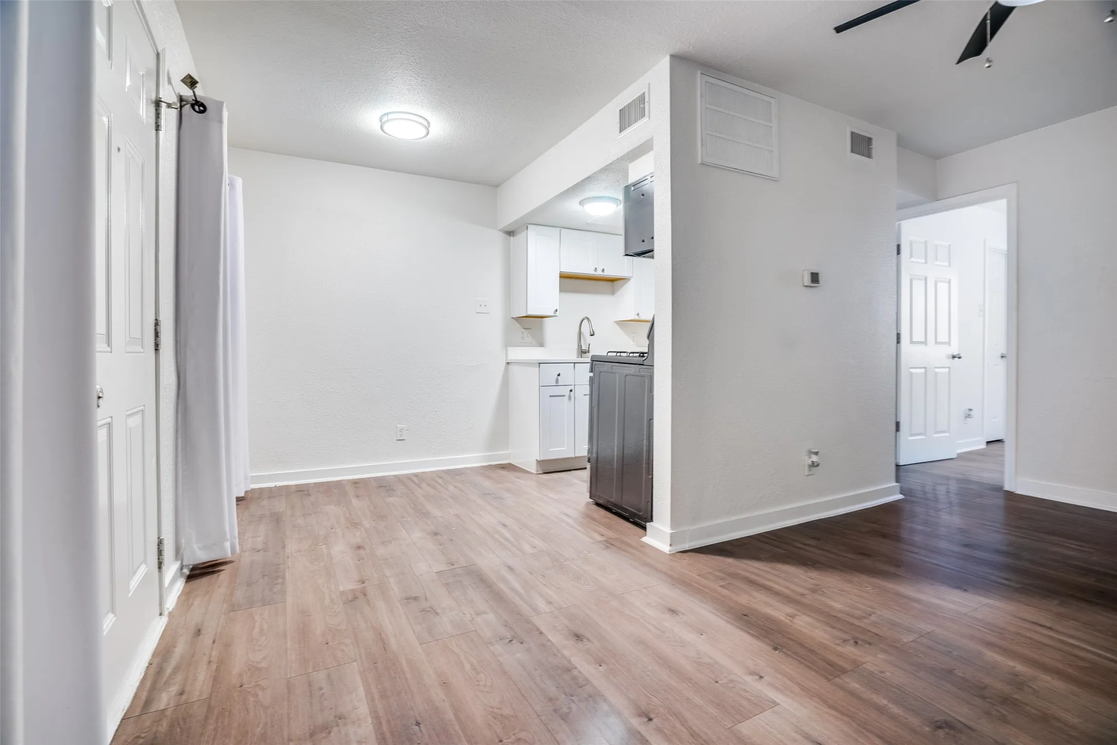 Apartment For Rent in Dallas County , 4927 San Jacinto Street 210, Dallas, Texas 75206, 1 Bedroom, 1 Bathroom, Garage spaces, 550 Sqft, built in 1965, mls#21329846, Real Estate Agent in Dallas, Homes For Rent in Dallas county, Homes For Rent in Dallas, Realtor in Dallas Texas, Real Estate Brokerage Independent Realty Texas, Luminita Cordes Realtor