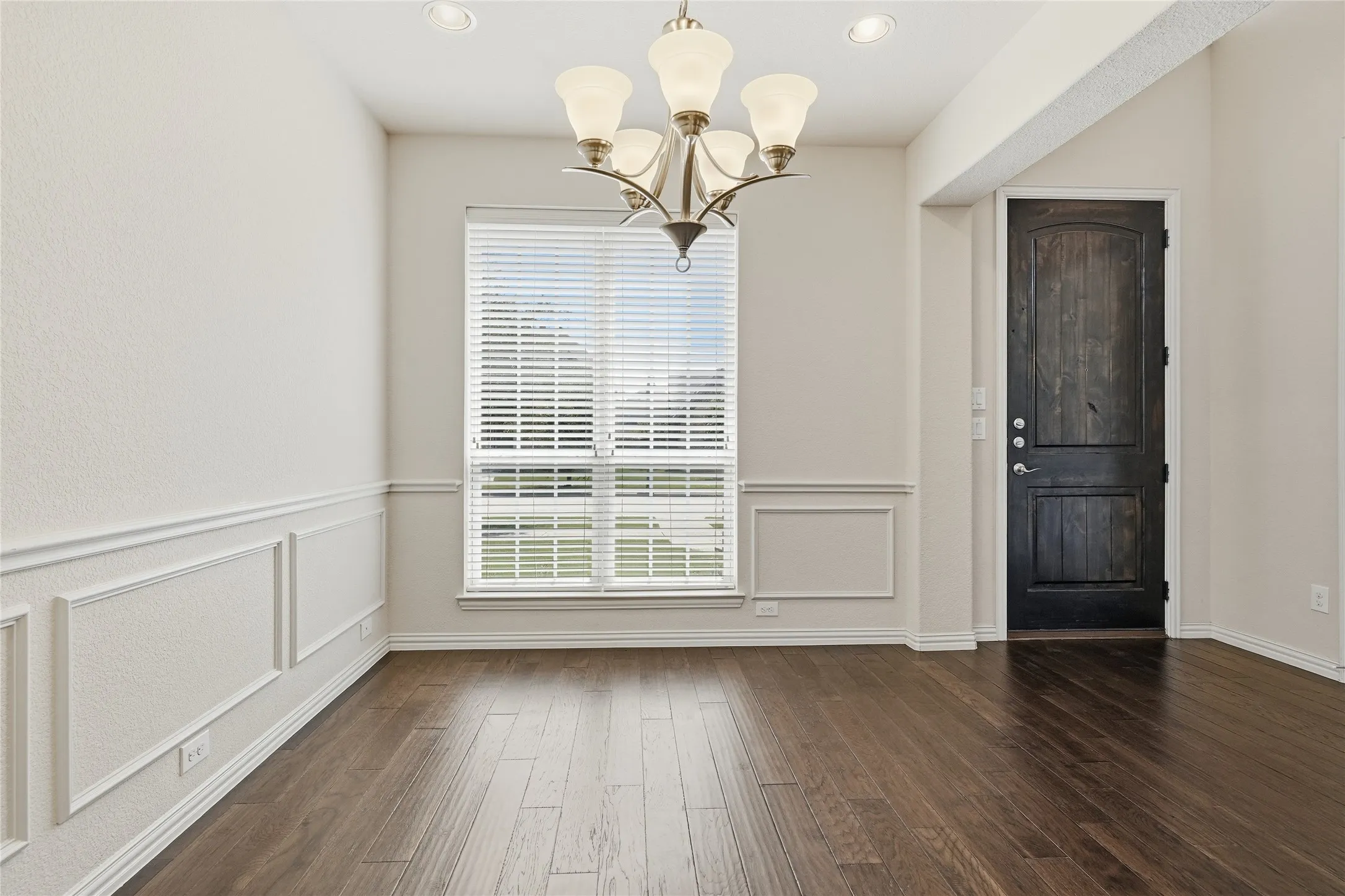 Single Family Residence For Sale in Collin County , 5657 Kerry Drive, Frisco, Texas 75035, 4 Bedroom, 3 Bathroom, 2 Garage spaces, 2,900 Sqft, built in 2016, mls#21325493, Real Estate Agent in Frisco, Homes For Sale in Collin county, Homes For Sale in Frisco, Realtor in Frisco Texas, Real Estate Brokerage Independent Realty Texas, Luminita Cordes Realtor