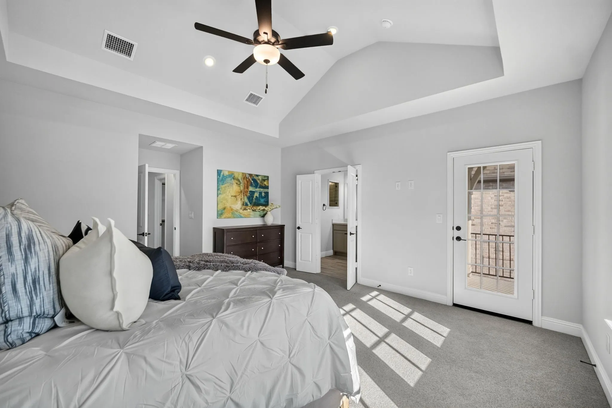 Vaulted ceiling with an integrated ceiling fan and recessed lighting