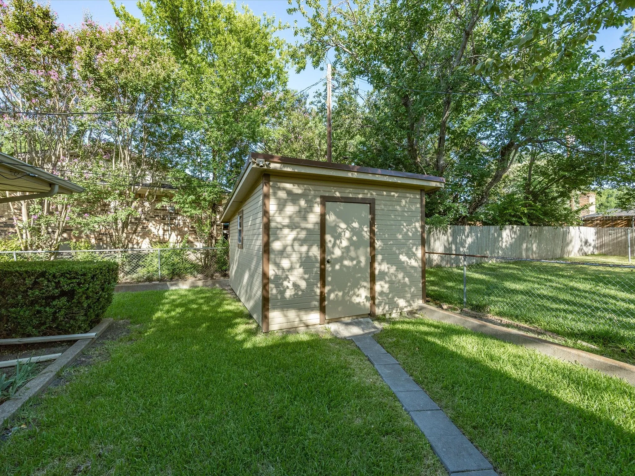Single Family Residence For Sale in Ellis County , 1313 Crestridge Street, Ennis, Texas 75119, 3 Bedroom, 2 Bathroom, 2 Garage spaces, 1,213 Sqft, built in 1965, mls#21329736, Real Estate Agent in Ennis, Homes For Sale in Ellis county, Homes For Sale in Ennis, Realtor in Ennis Texas, Real Estate Brokerage Independent Realty Texas, Luminita Cordes Realtor