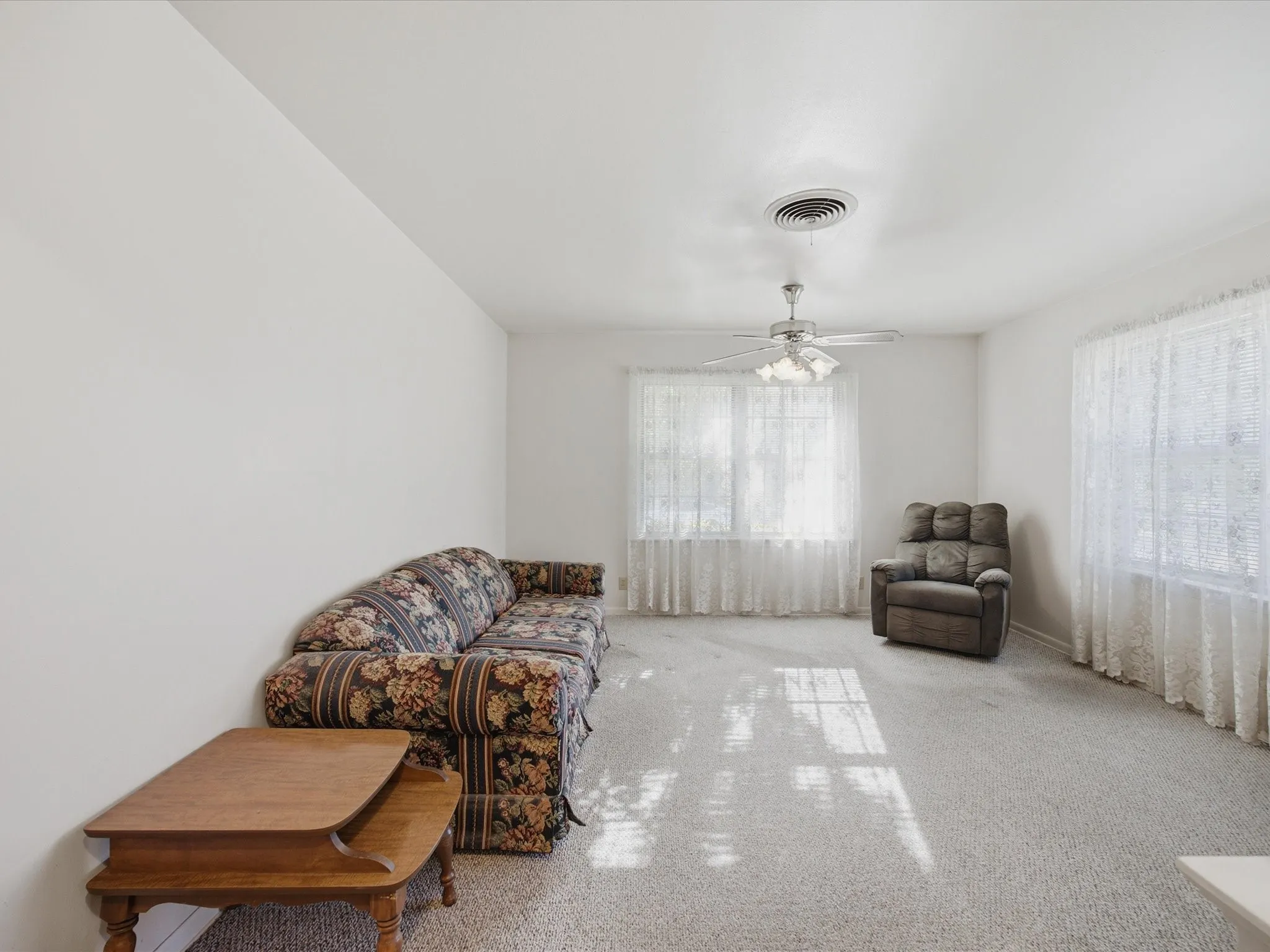 Single Family Residence For Sale in Ellis County , 1313 Crestridge Street, Ennis, Texas 75119, 3 Bedroom, 2 Bathroom, 2 Garage spaces, 1,213 Sqft, built in 1965, mls#21329736, Real Estate Agent in Ennis, Homes For Sale in Ellis county, Homes For Sale in Ennis, Realtor in Ennis Texas, Real Estate Brokerage Independent Realty Texas, Luminita Cordes Realtor