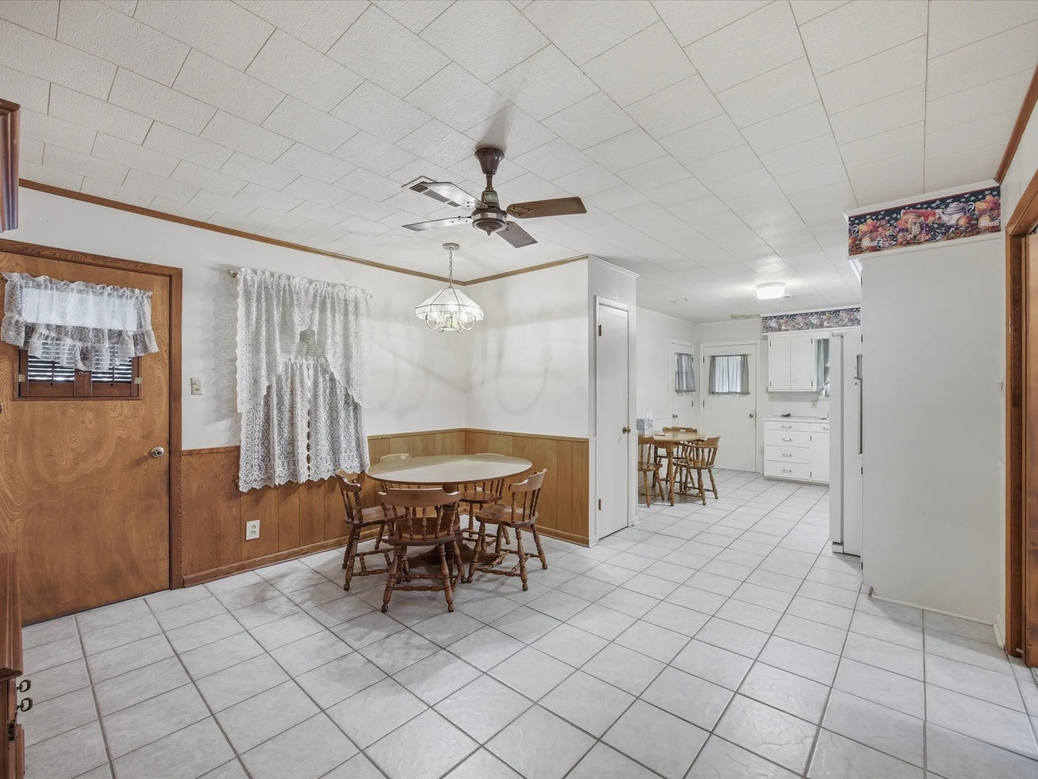 Single Family Residence For Sale in Ellis County , 1313 Crestridge Street, Ennis, Texas 75119, 3 Bedroom, 2 Bathroom, 2 Garage spaces, 1,213 Sqft, built in 1965, mls#21329736, Real Estate Agent in Ennis, Homes For Sale in Ellis county, Homes For Sale in Ennis, Realtor in Ennis Texas, Real Estate Brokerage Independent Realty Texas, Luminita Cordes Realtor