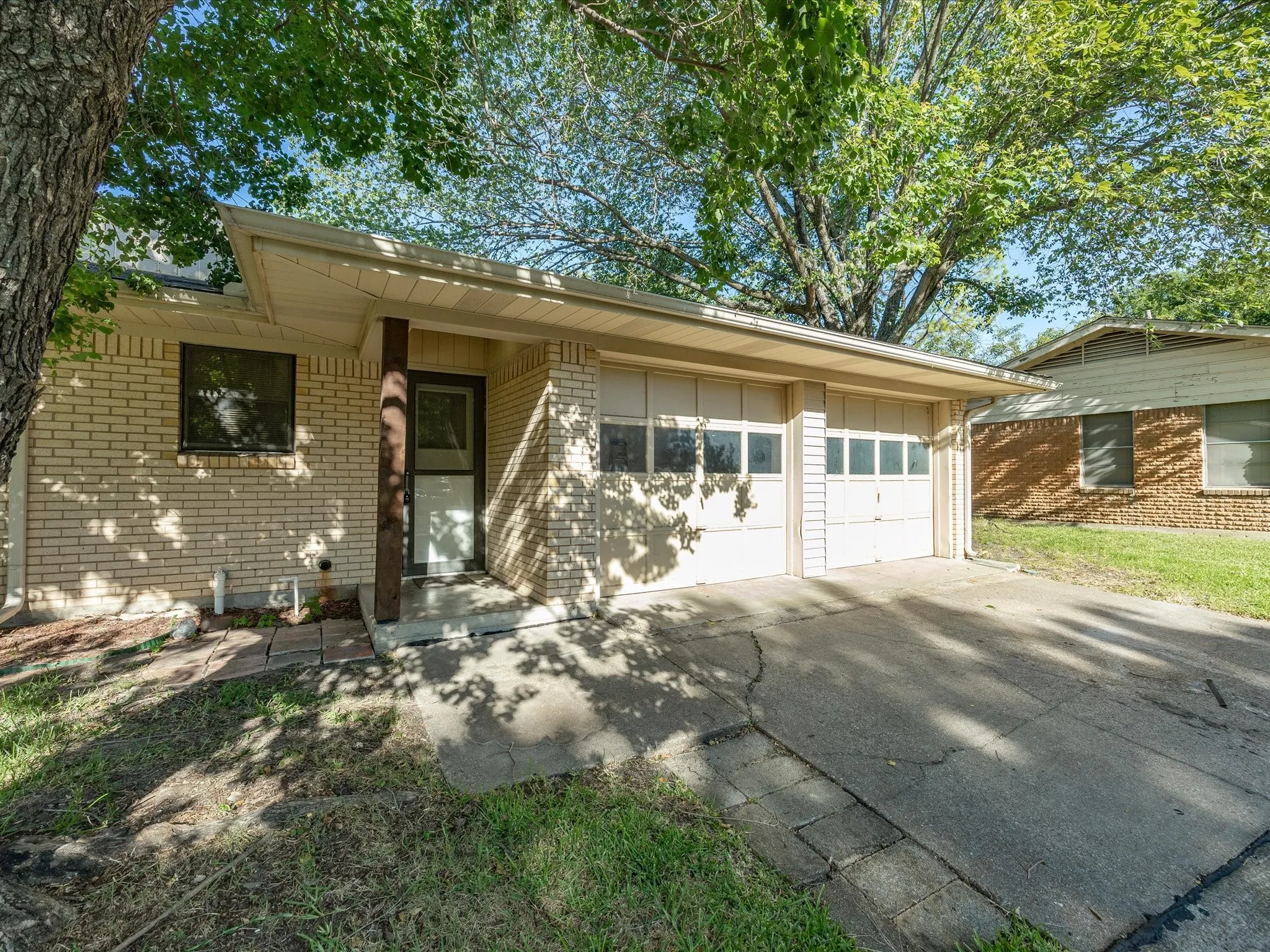 Single Family Residence For Sale in Ellis County , 1313 Crestridge Street, Ennis, Texas 75119, 3 Bedroom, 2 Bathroom, 2 Garage spaces, 1,213 Sqft, built in 1965, mls#21329736, Real Estate Agent in Ennis, Homes For Sale in Ellis county, Homes For Sale in Ennis, Realtor in Ennis Texas, Real Estate Brokerage Independent Realty Texas, Luminita Cordes Realtor
