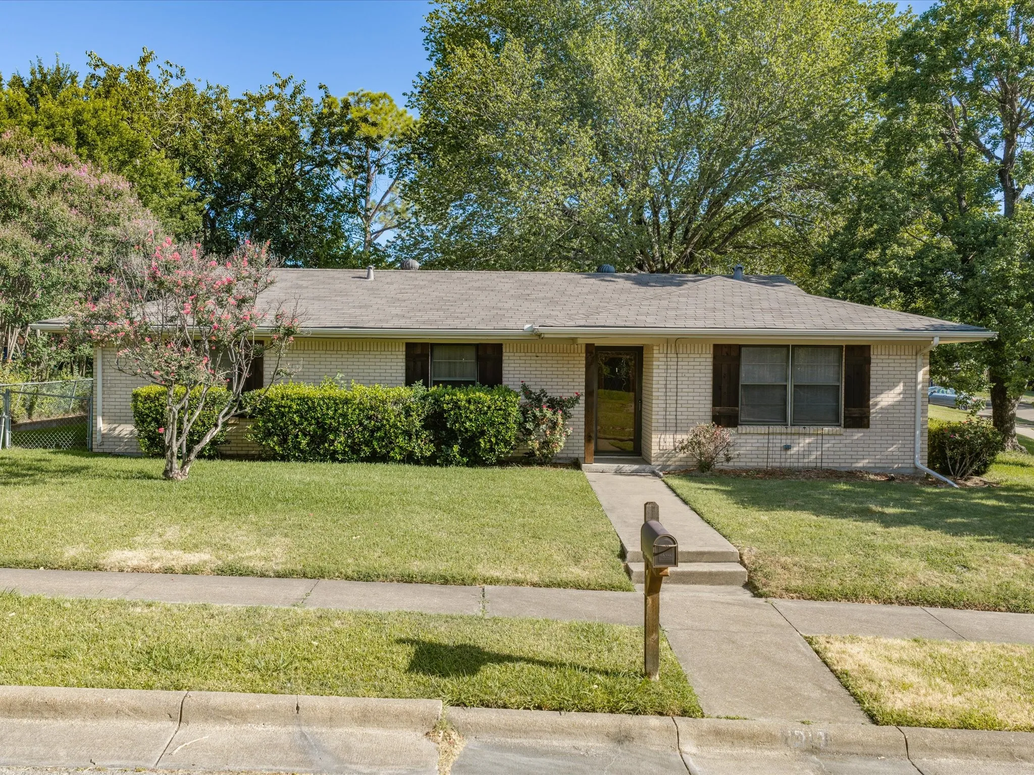 Single Family Residence For Sale in Ellis County , 1313 Crestridge Street, Ennis, Texas 75119, 3 Bedroom, 2 Bathroom, 2 Garage spaces, 1,213 Sqft, built in 1965, mls#21329736, Real Estate Agent in Ennis, Homes For Sale in Ellis county, Homes For Sale in Ennis, Realtor in Ennis Texas, Real Estate Brokerage Independent Realty Texas, Luminita Cordes Realtor
